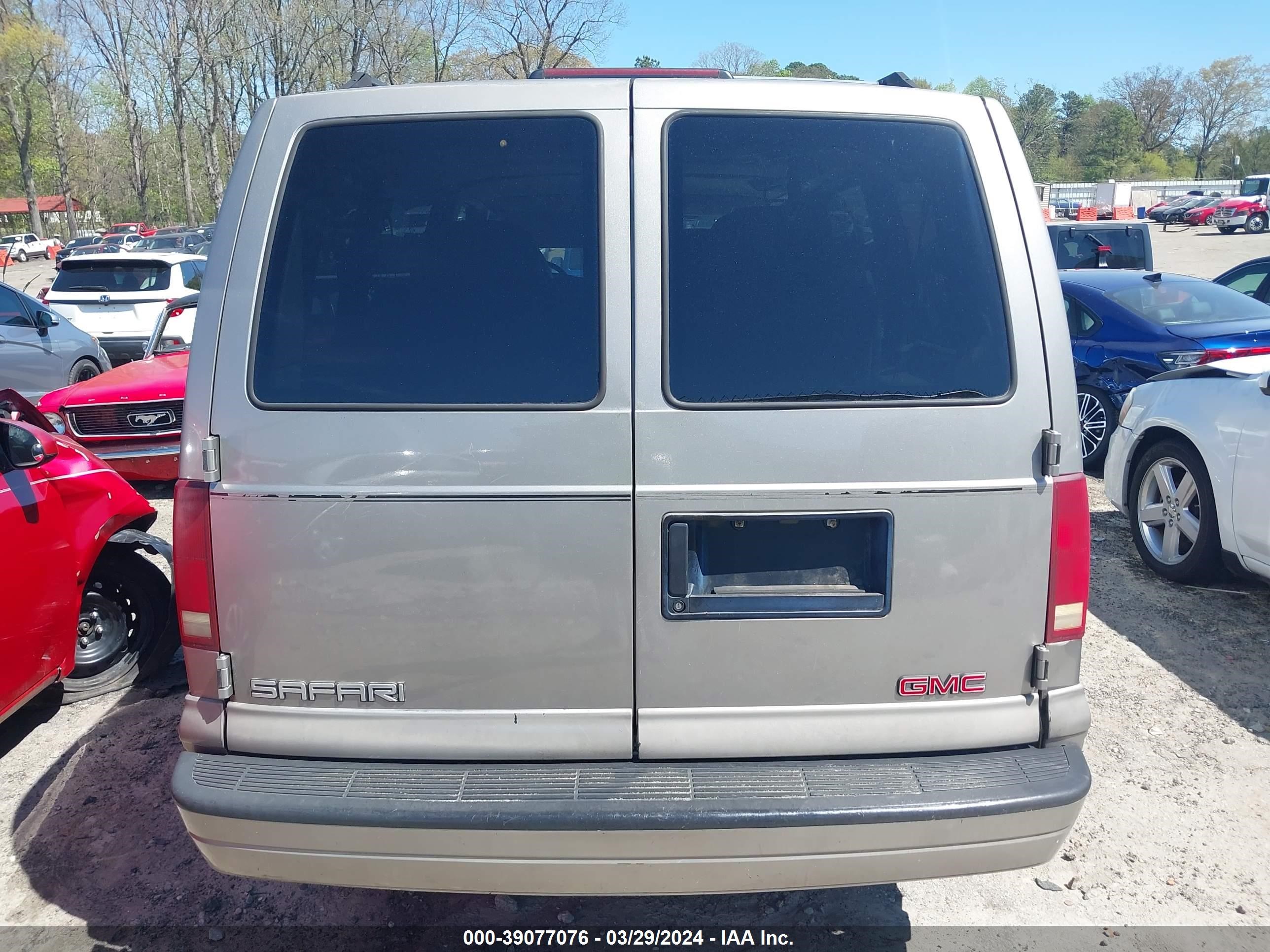 Photo 15 VIN: 1GKDM19W01B518915 - GMC SAFARI 