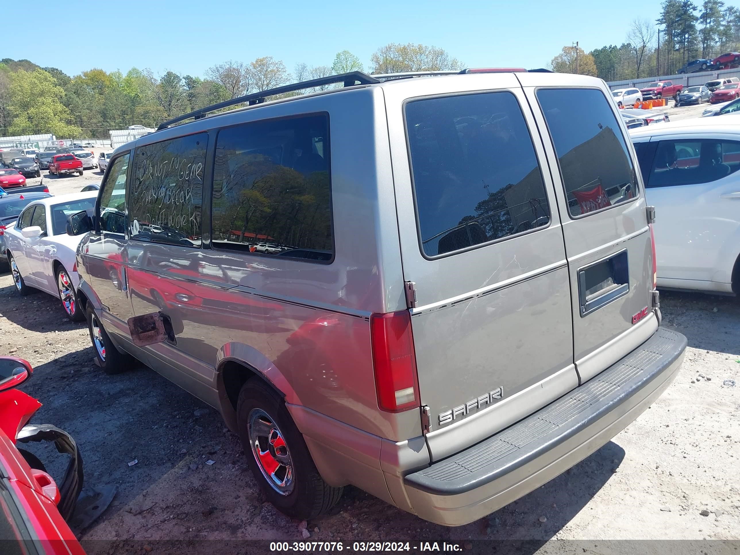 Photo 2 VIN: 1GKDM19W01B518915 - GMC SAFARI 