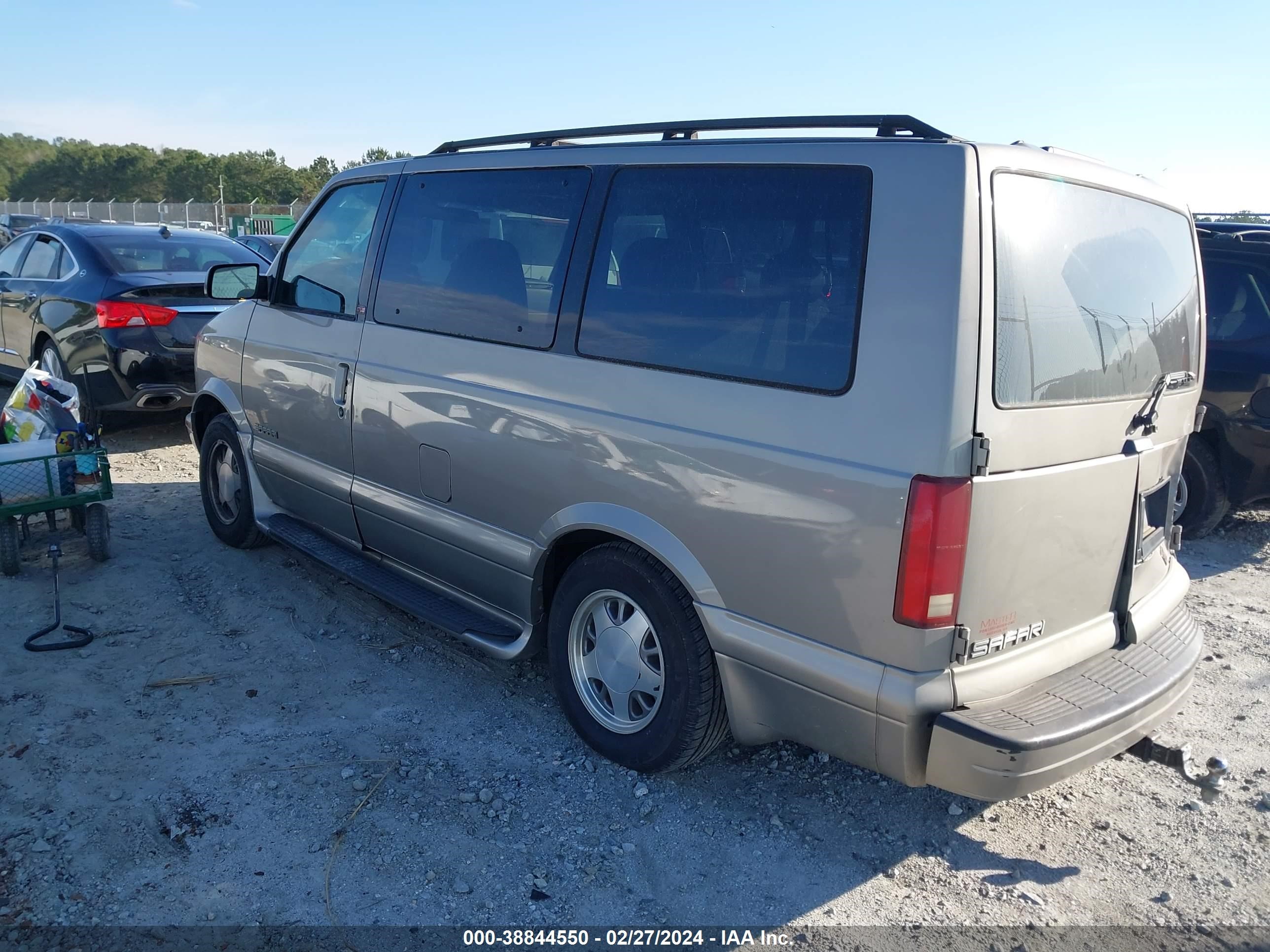 Photo 2 VIN: 1GKDM19W21B504210 - GMC SAFARI 