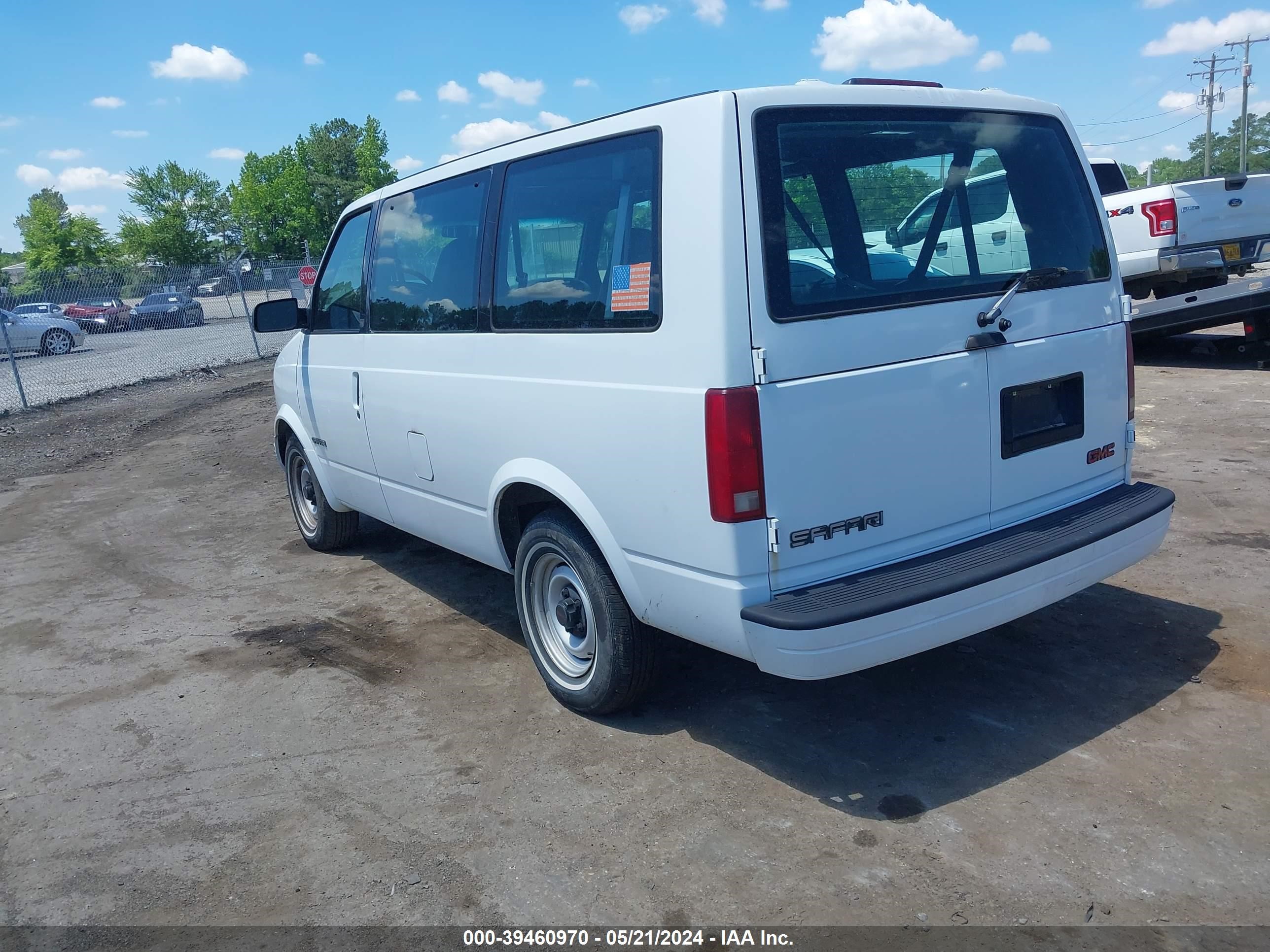 Photo 2 VIN: 1GKDM19W6YB528973 - GMC SAFARI 