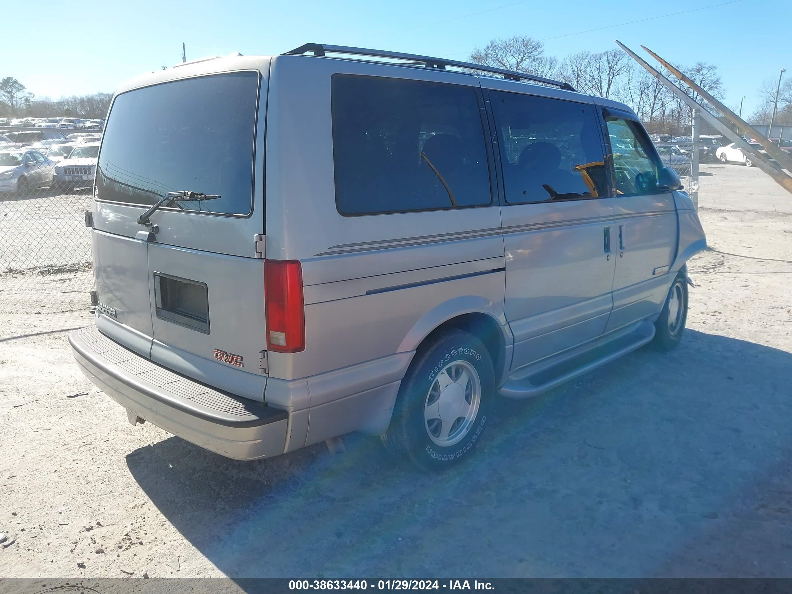 Photo 3 VIN: 1GKDM19W8XB522770 - GMC SAFARI 