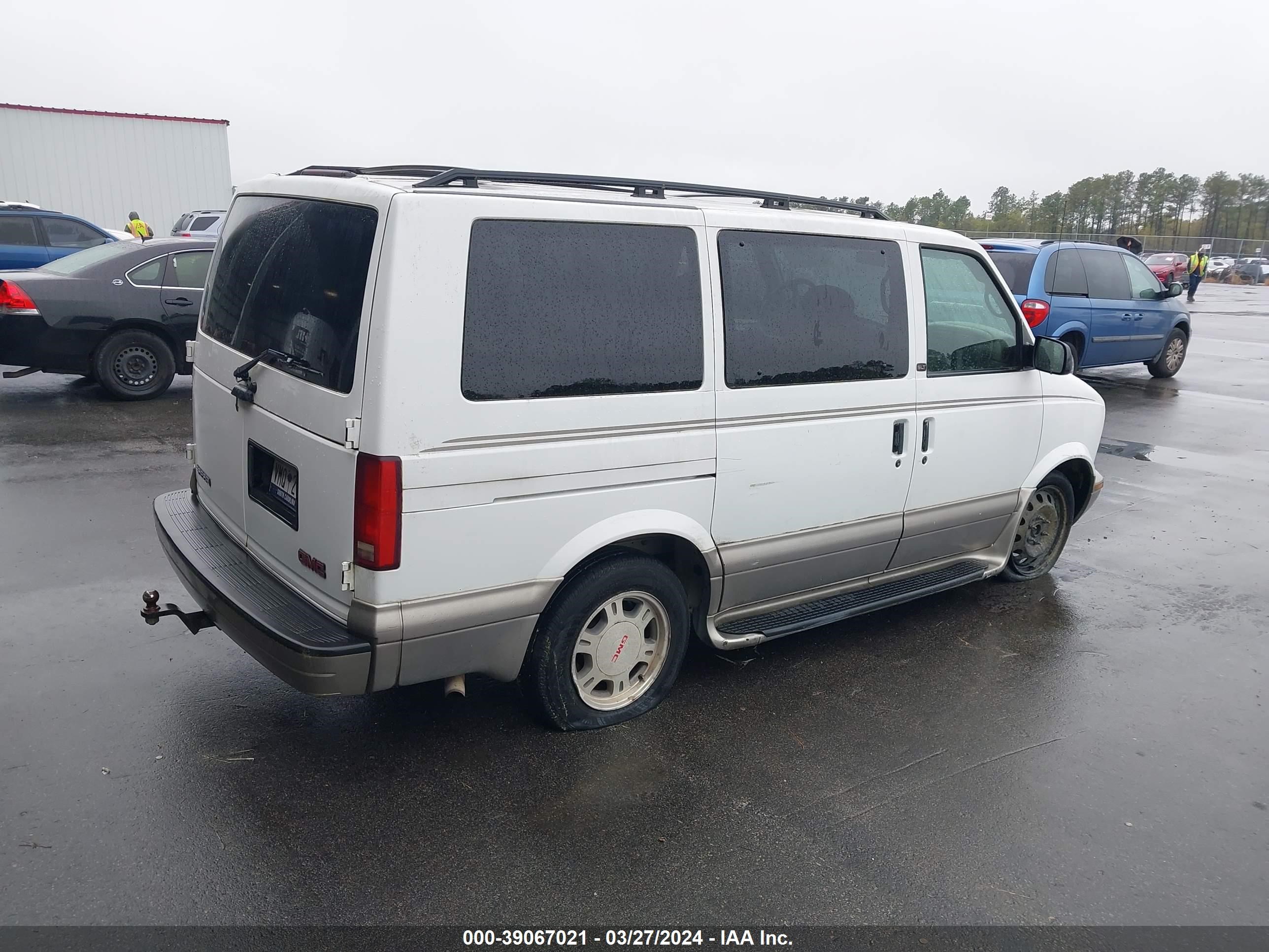 Photo 3 VIN: 1GKDM19X83B507205 - GMC SAFARI 