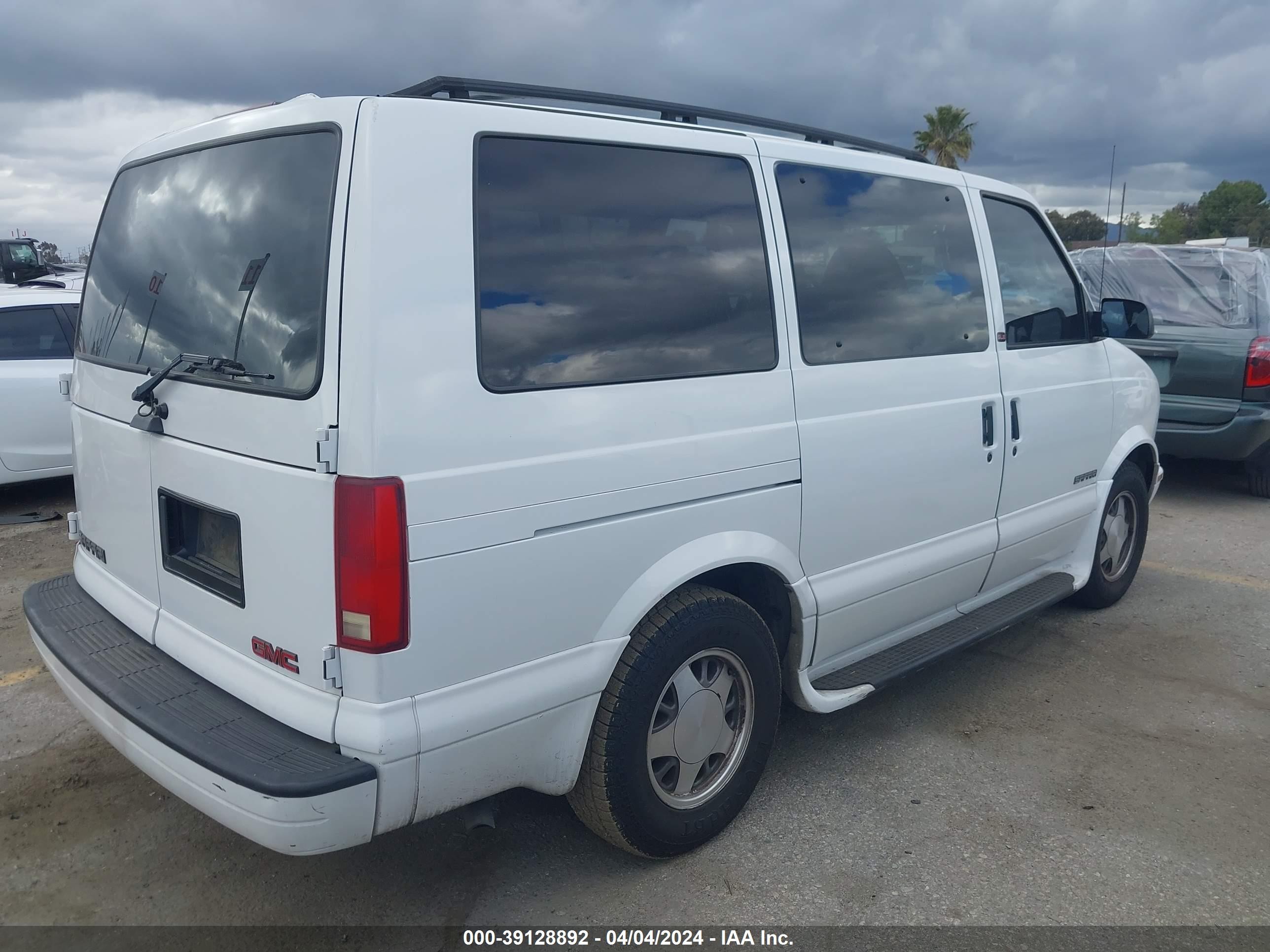 Photo 3 VIN: 1GKDM19X92B508152 - GMC SAFARI 