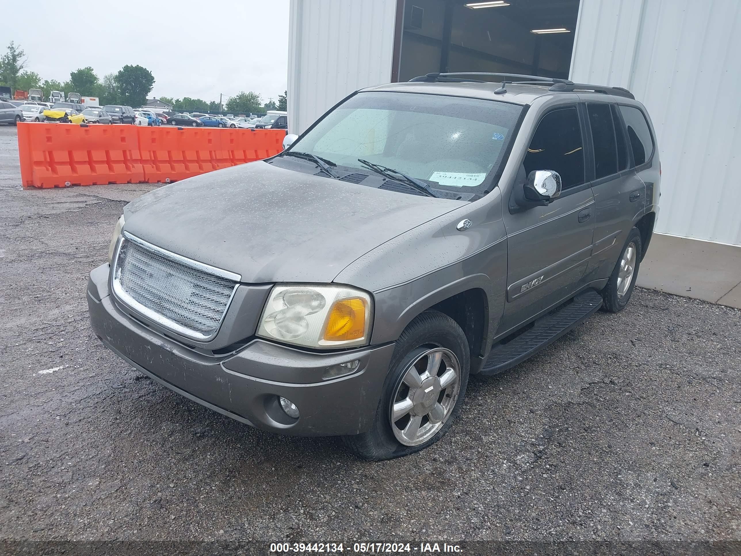 Photo 1 VIN: 1GKDS13S352235653 - GMC ENVOY 