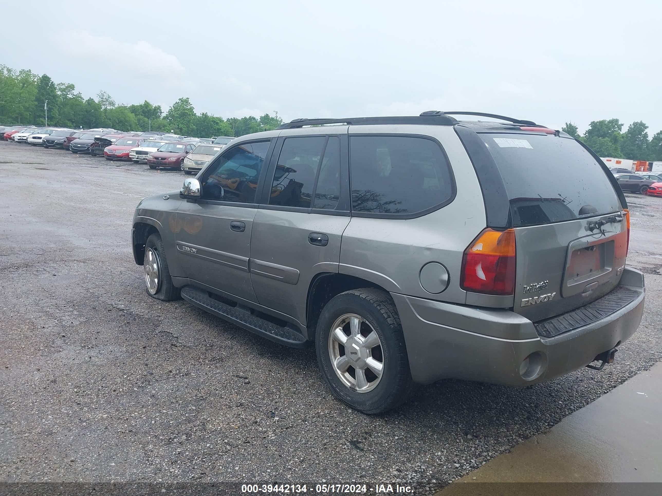 Photo 2 VIN: 1GKDS13S352235653 - GMC ENVOY 