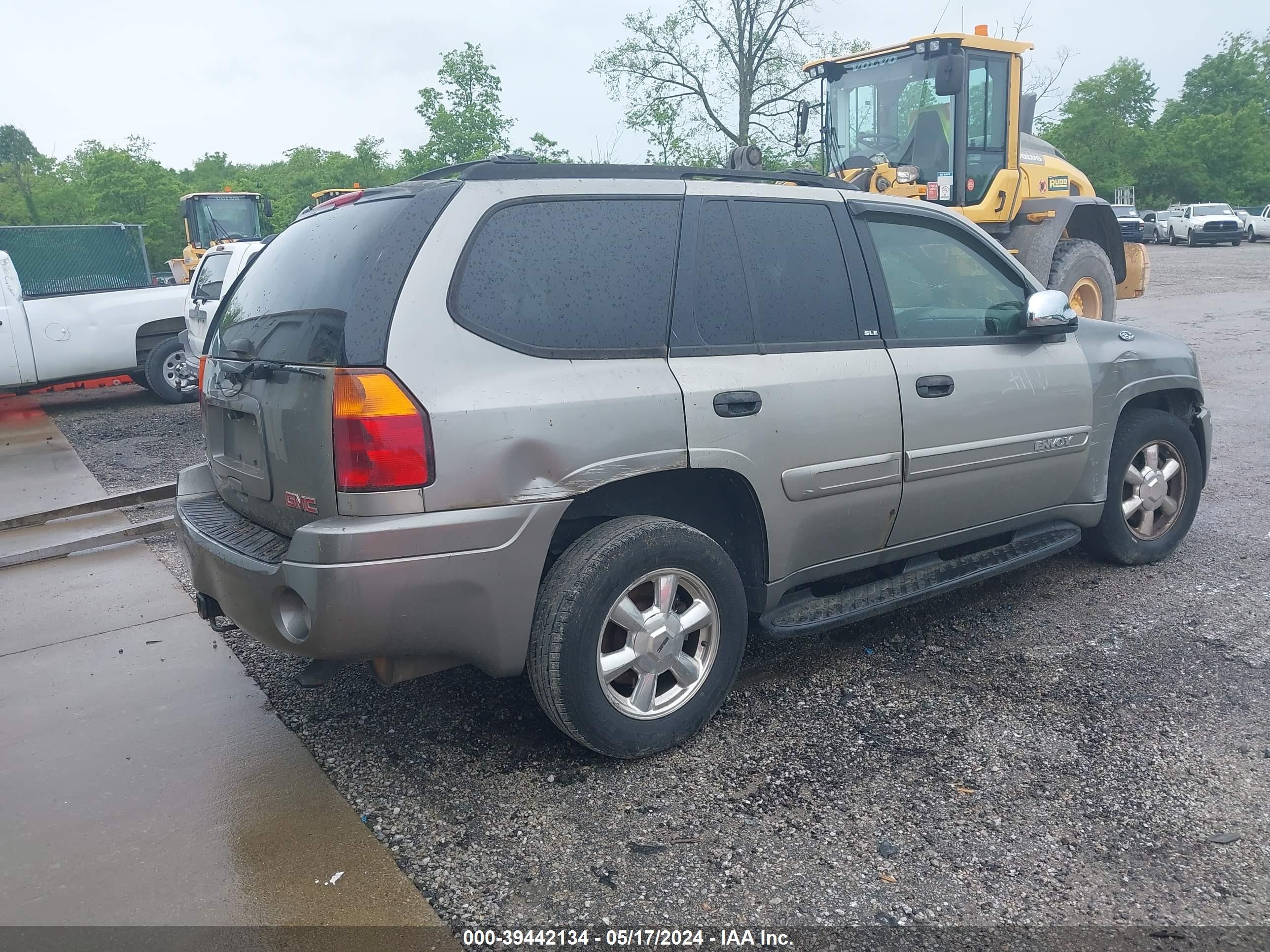 Photo 3 VIN: 1GKDS13S352235653 - GMC ENVOY 