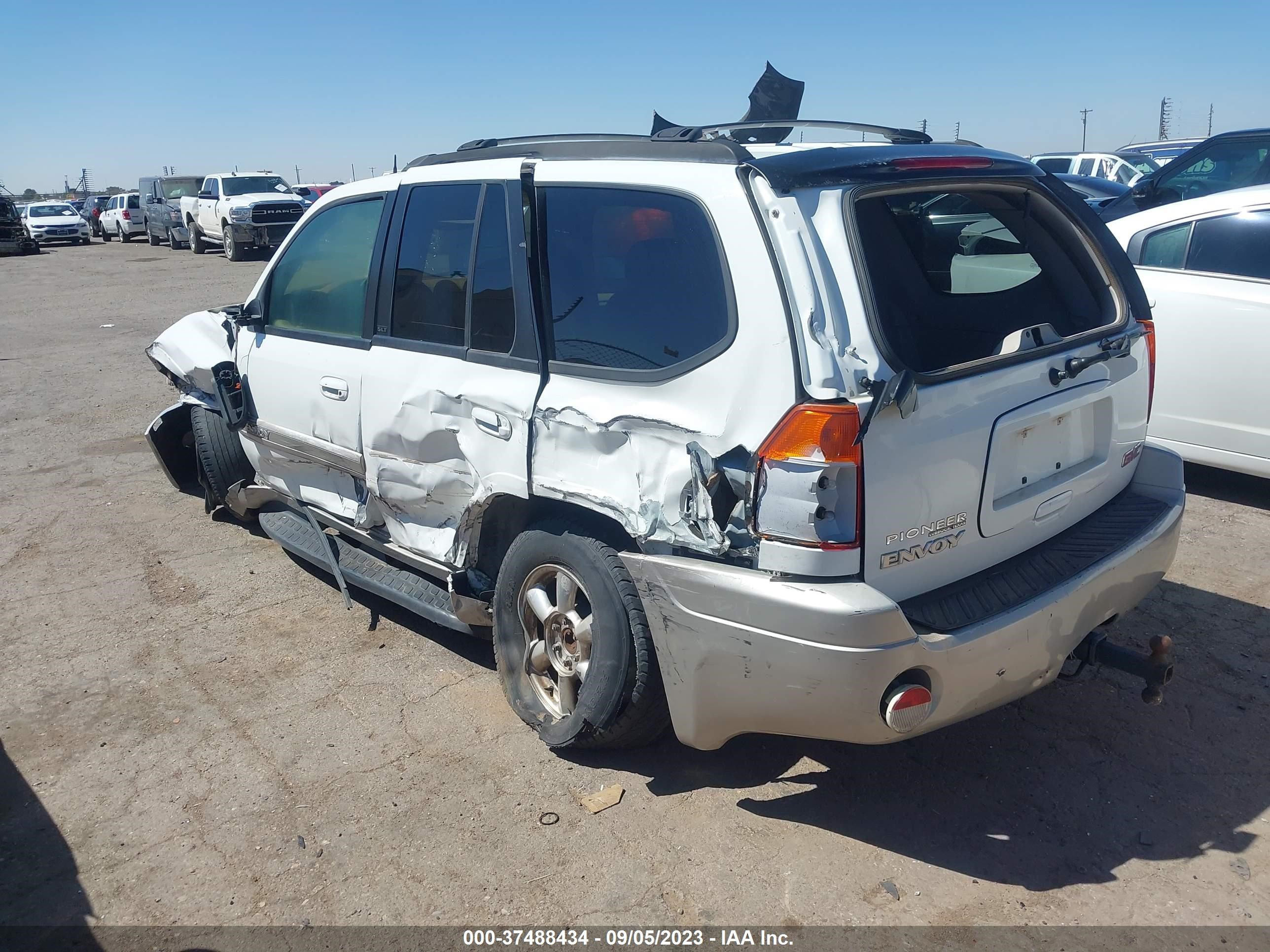 Photo 2 VIN: 1GKDS13SX42162053 - GMC ENVOY 