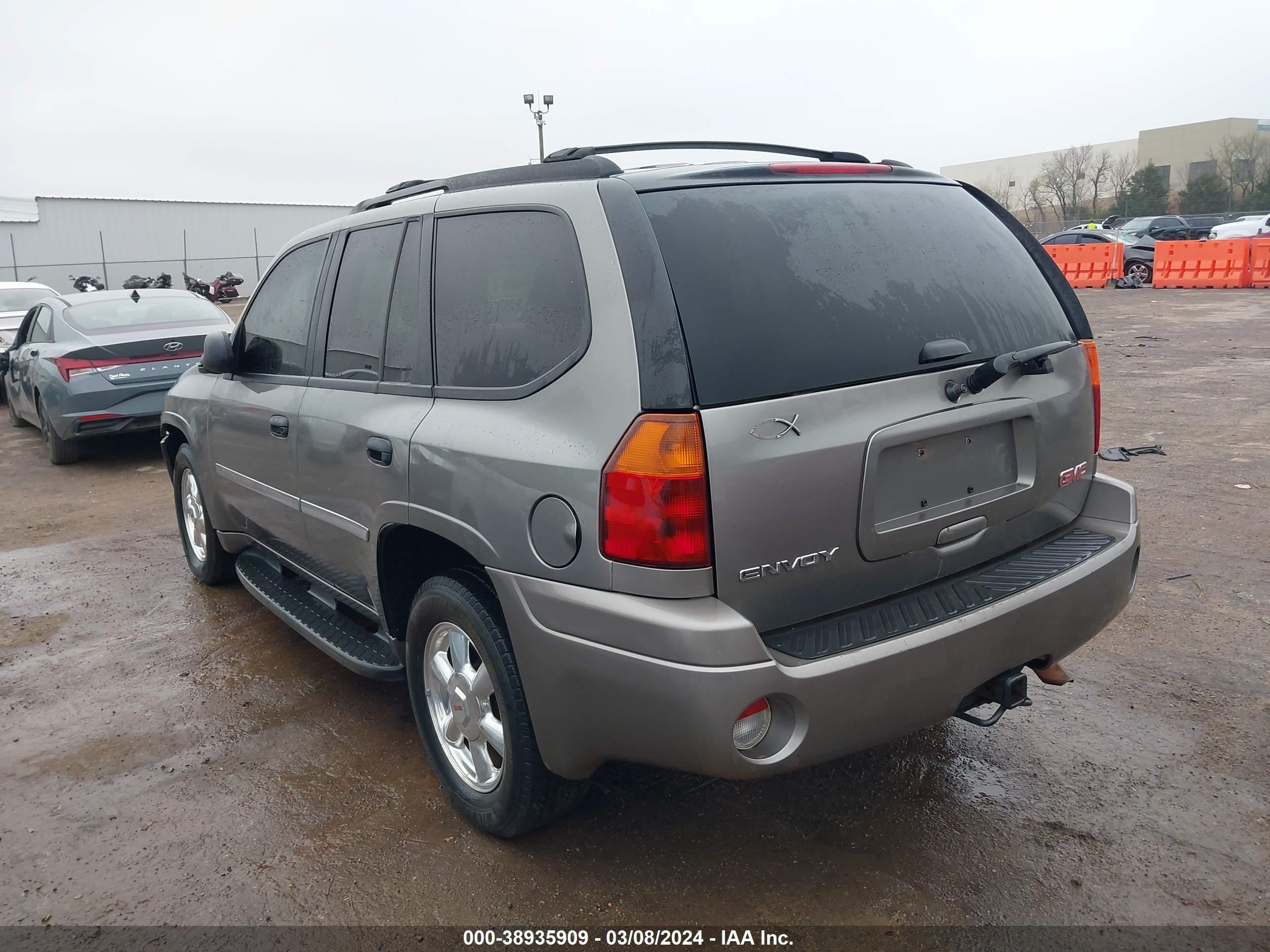 Photo 2 VIN: 1GKDT13S372165023 - GMC ENVOY 