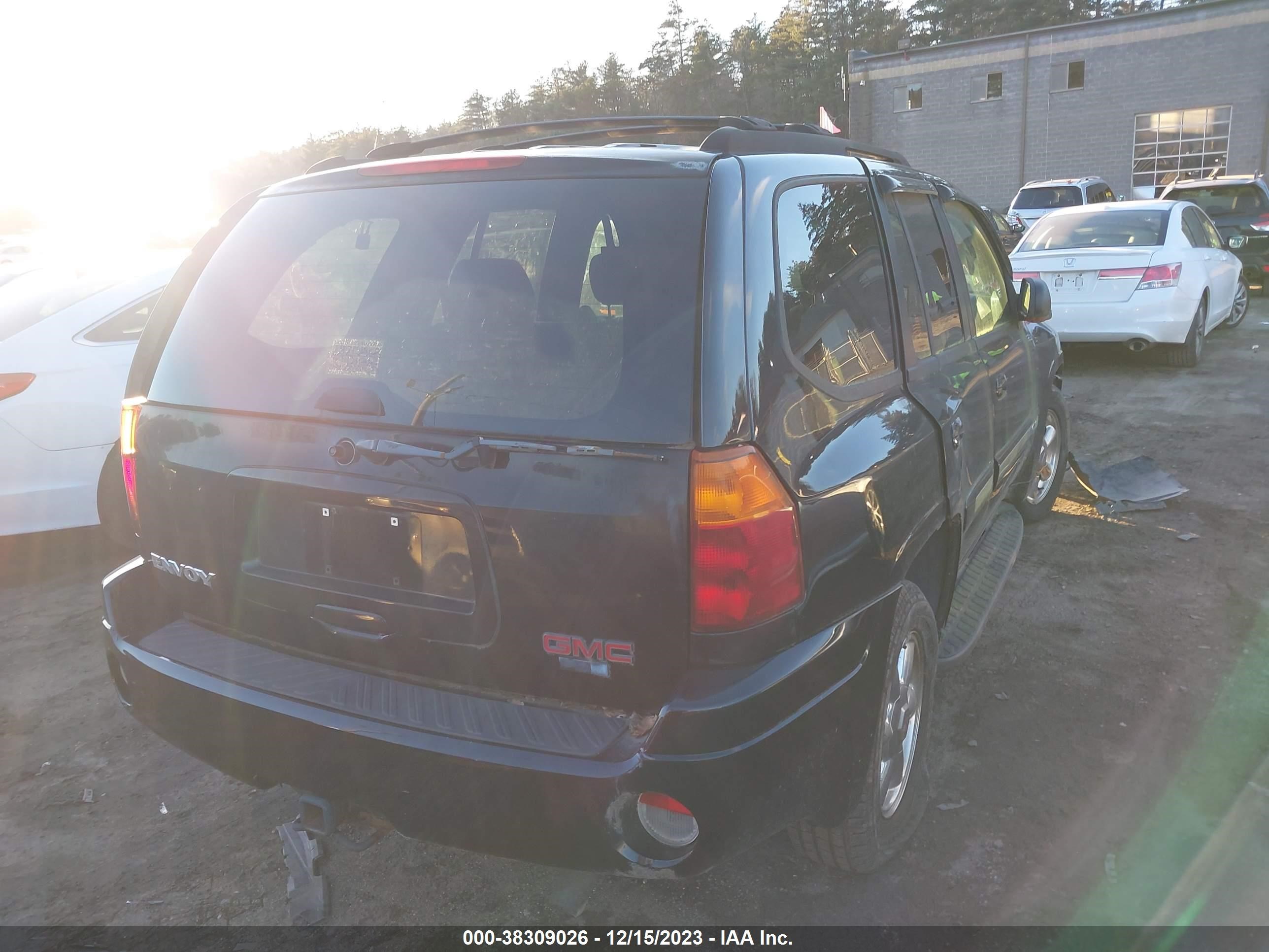 Photo 3 VIN: 1GKDT13S522470161 - GMC ENVOY 