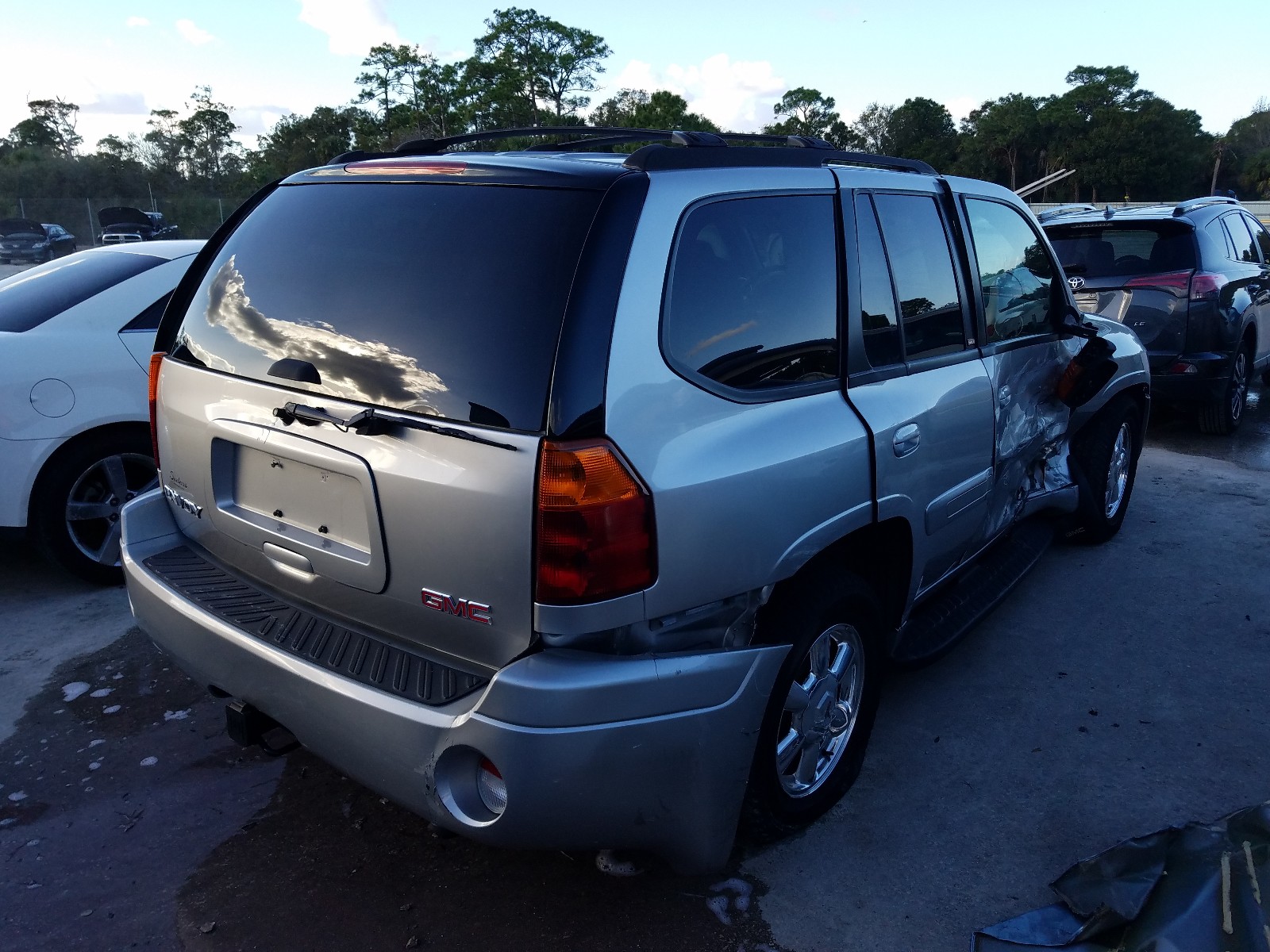 Photo 3 VIN: 1GKDT13S742388905 - GMC ENVOY 