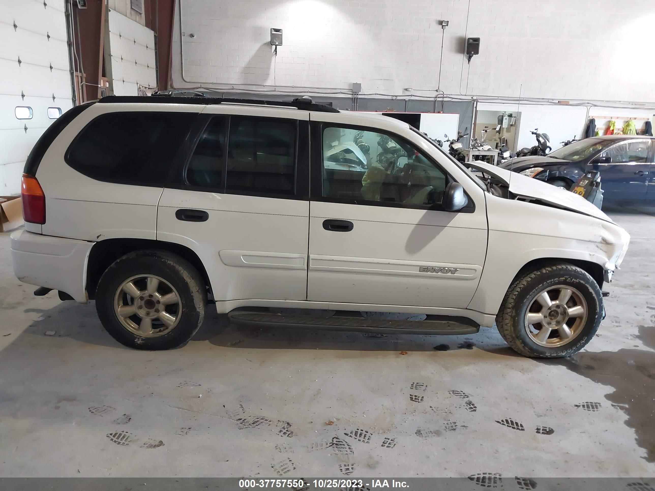 Photo 11 VIN: 1GKDT13S942113665 - GMC ENVOY 