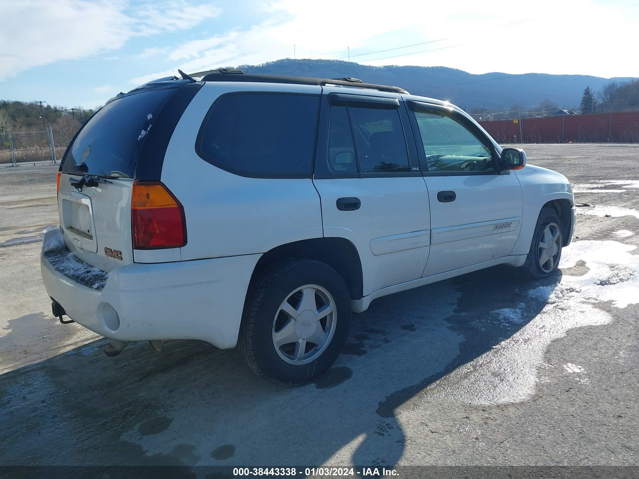 Photo 3 VIN: 1GKDT13SX22269386 - GMC ENVOY 