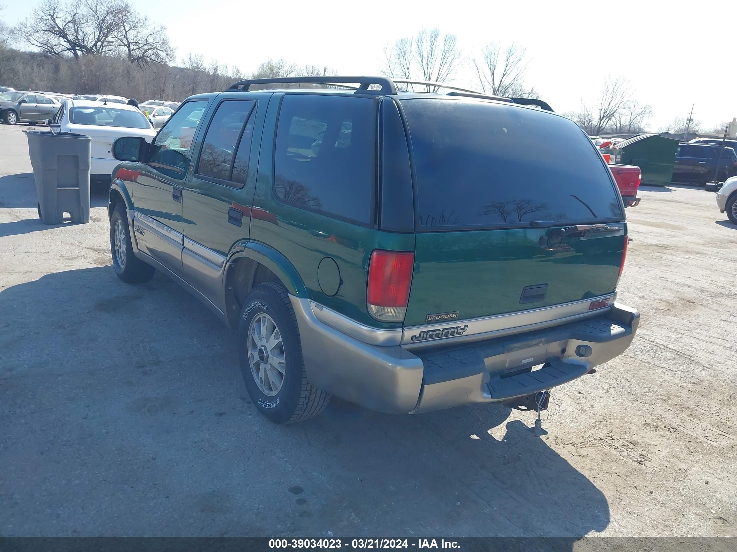 Photo 2 VIN: 1GKDT13W7X2504840 - GMC JIMMY 