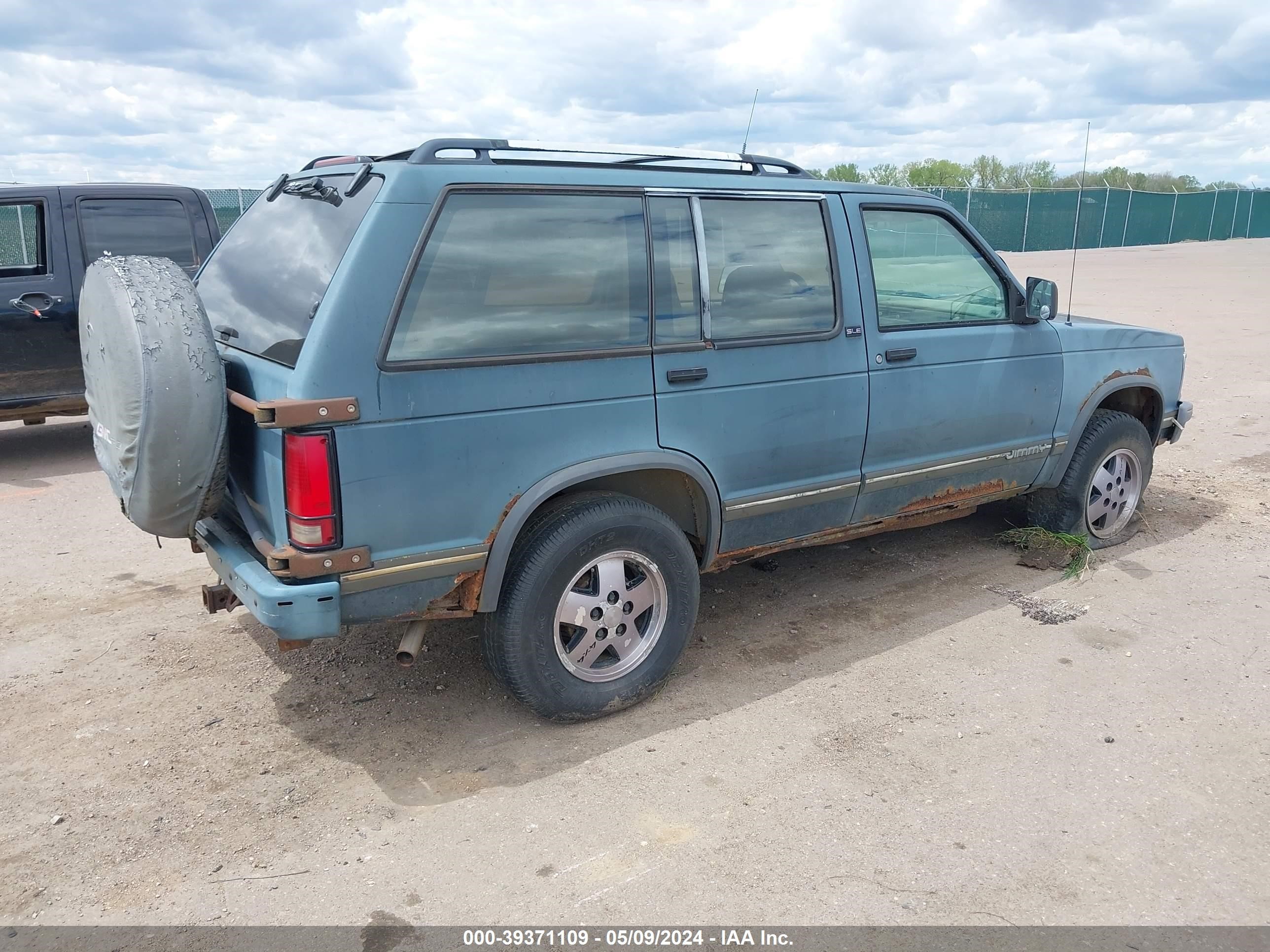 Photo 3 VIN: 1GKDT13W8R2516451 - GMC NULL 