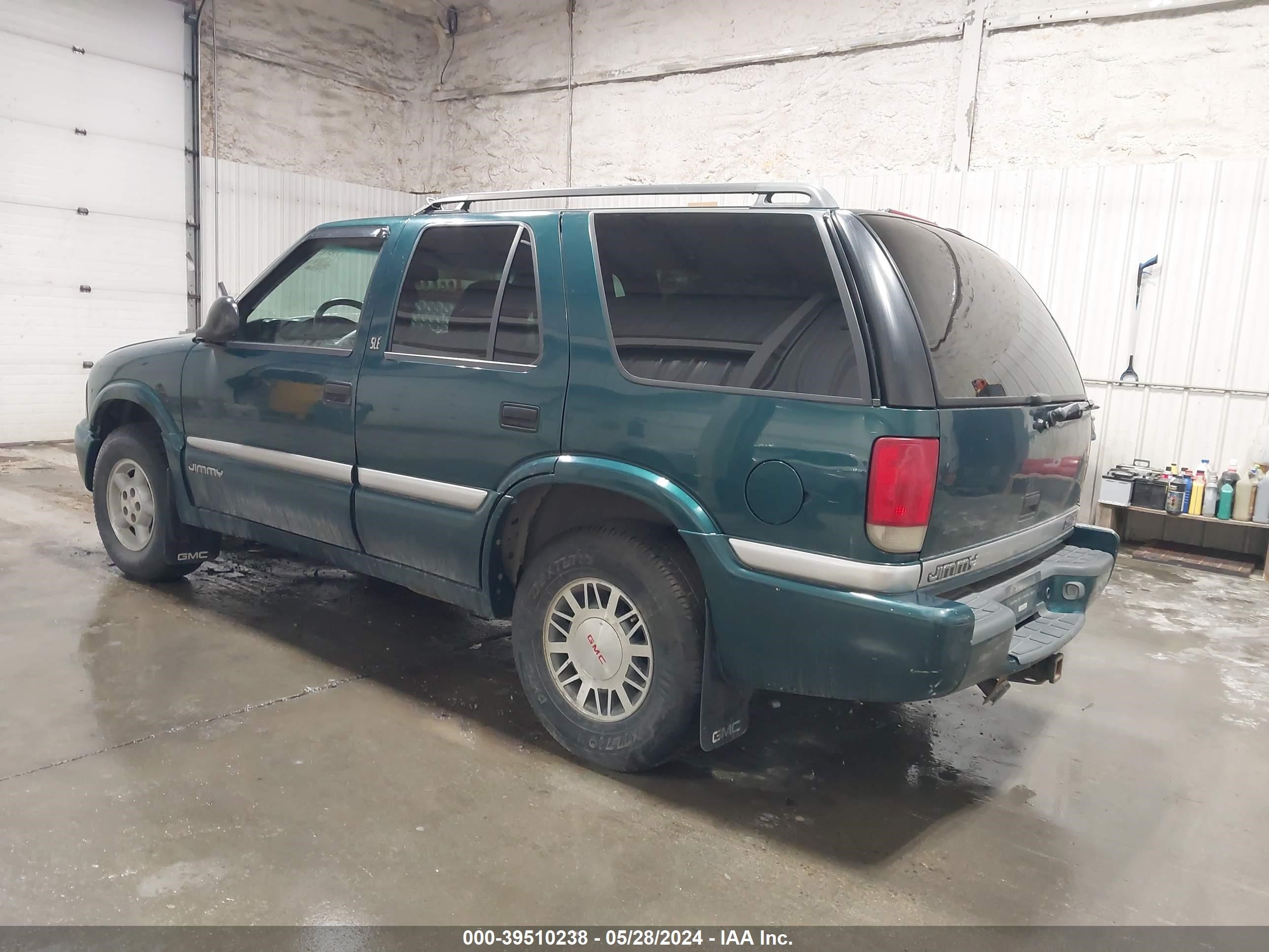 Photo 2 VIN: 1GKDT13W8W2557013 - GMC JIMMY 