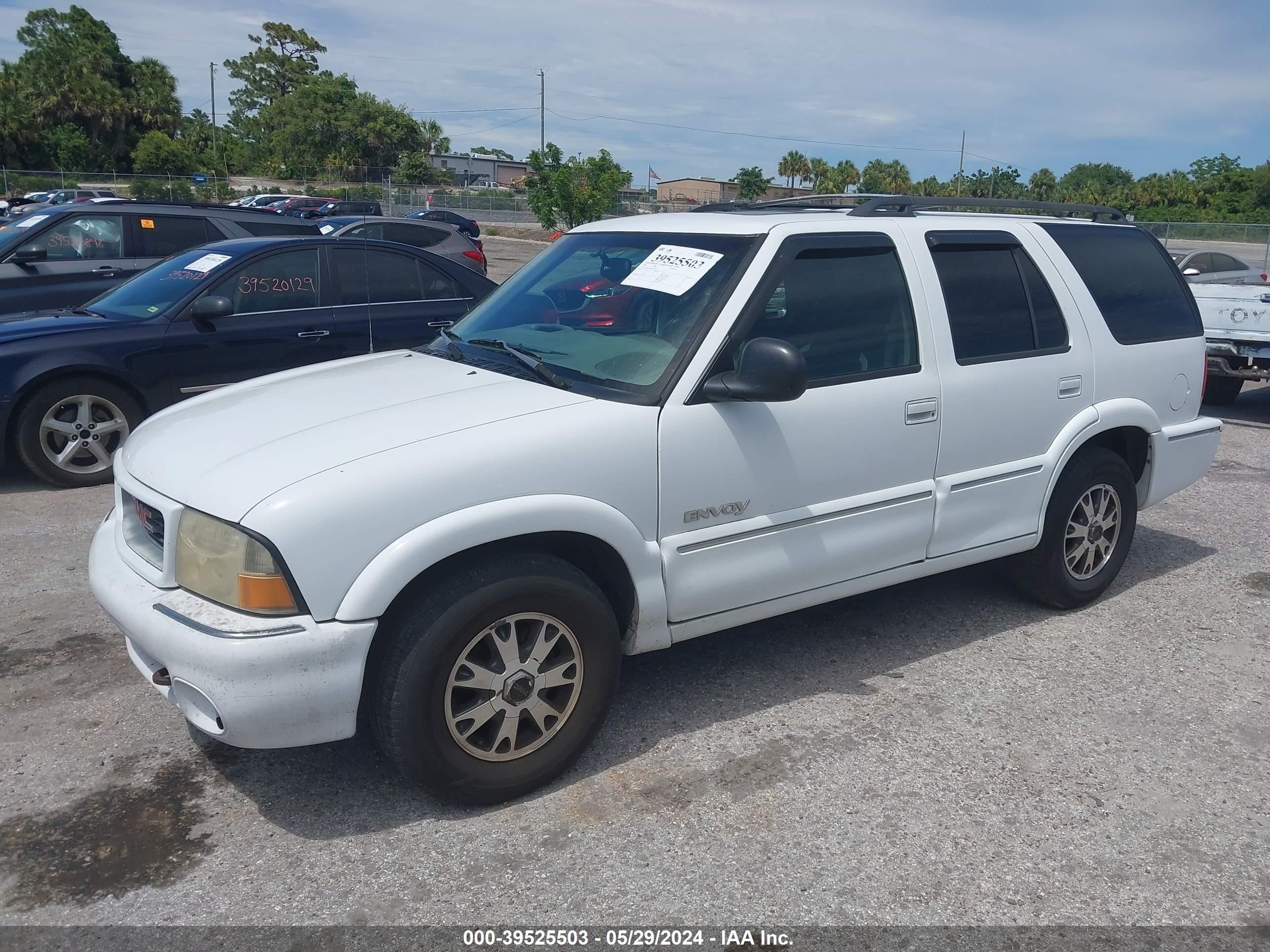 Photo 1 VIN: 1GKDT13W8W2955824 - GMC ENVOY 