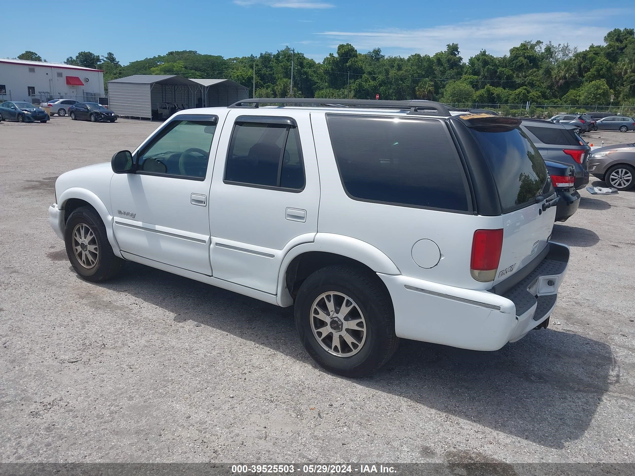 Photo 2 VIN: 1GKDT13W8W2955824 - GMC ENVOY 