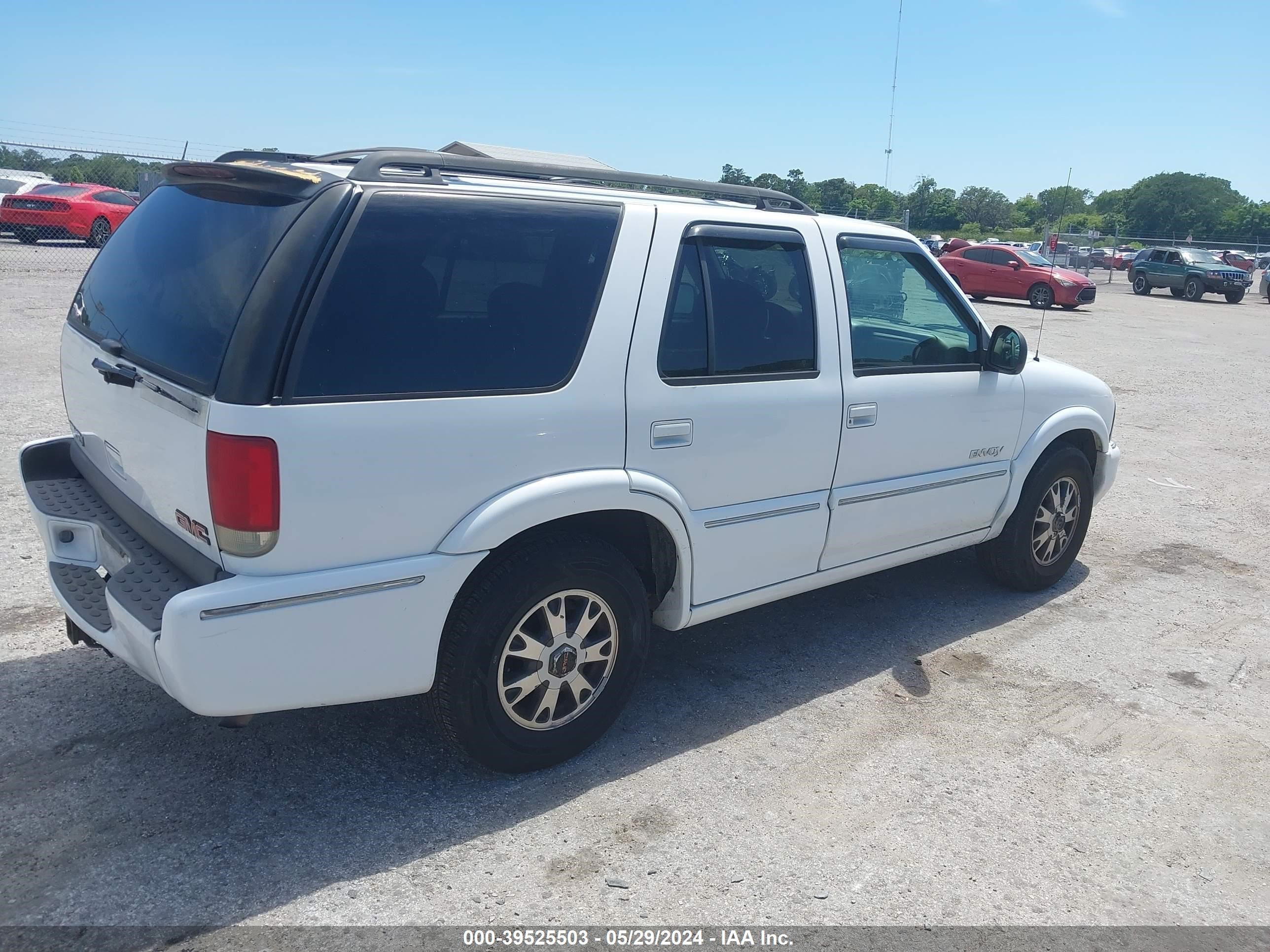 Photo 3 VIN: 1GKDT13W8W2955824 - GMC ENVOY 