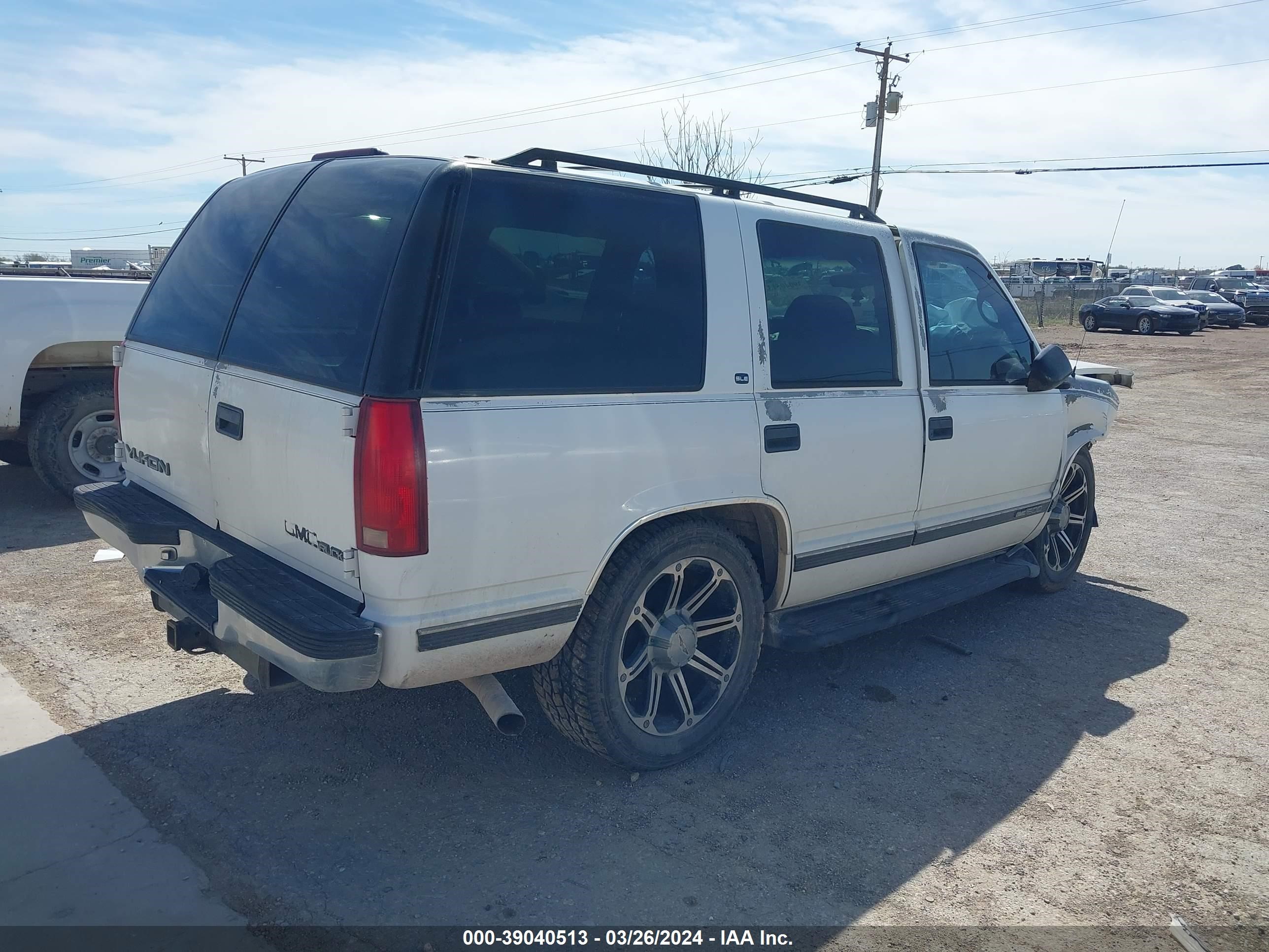 Photo 3 VIN: 1GKEC13R0VJ743048 - GMC YUKON 