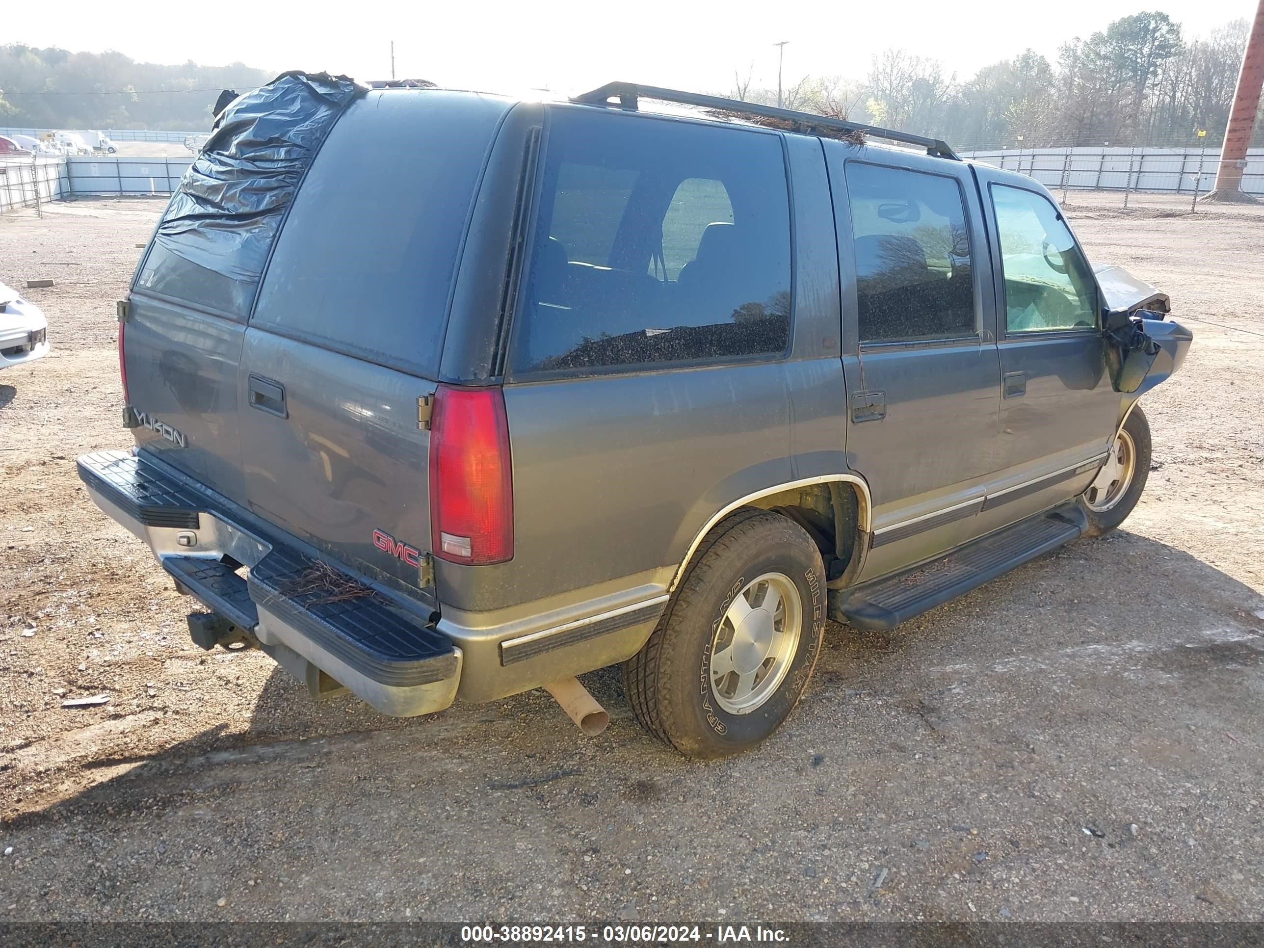 Photo 3 VIN: 1GKEC13R0XJ801694 - GMC YUKON 