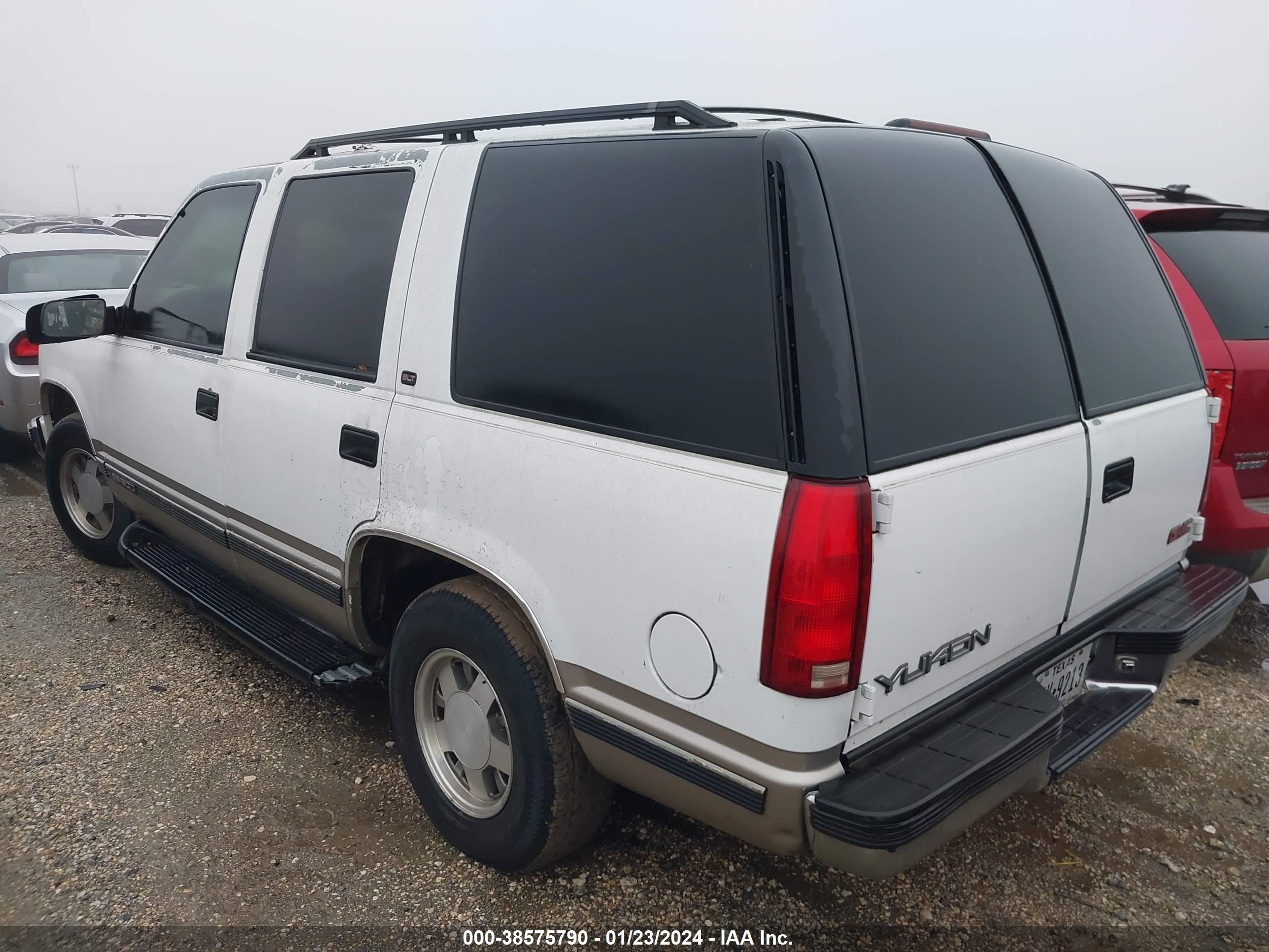 Photo 2 VIN: 1GKEC13R5XJ756266 - GMC YUKON 