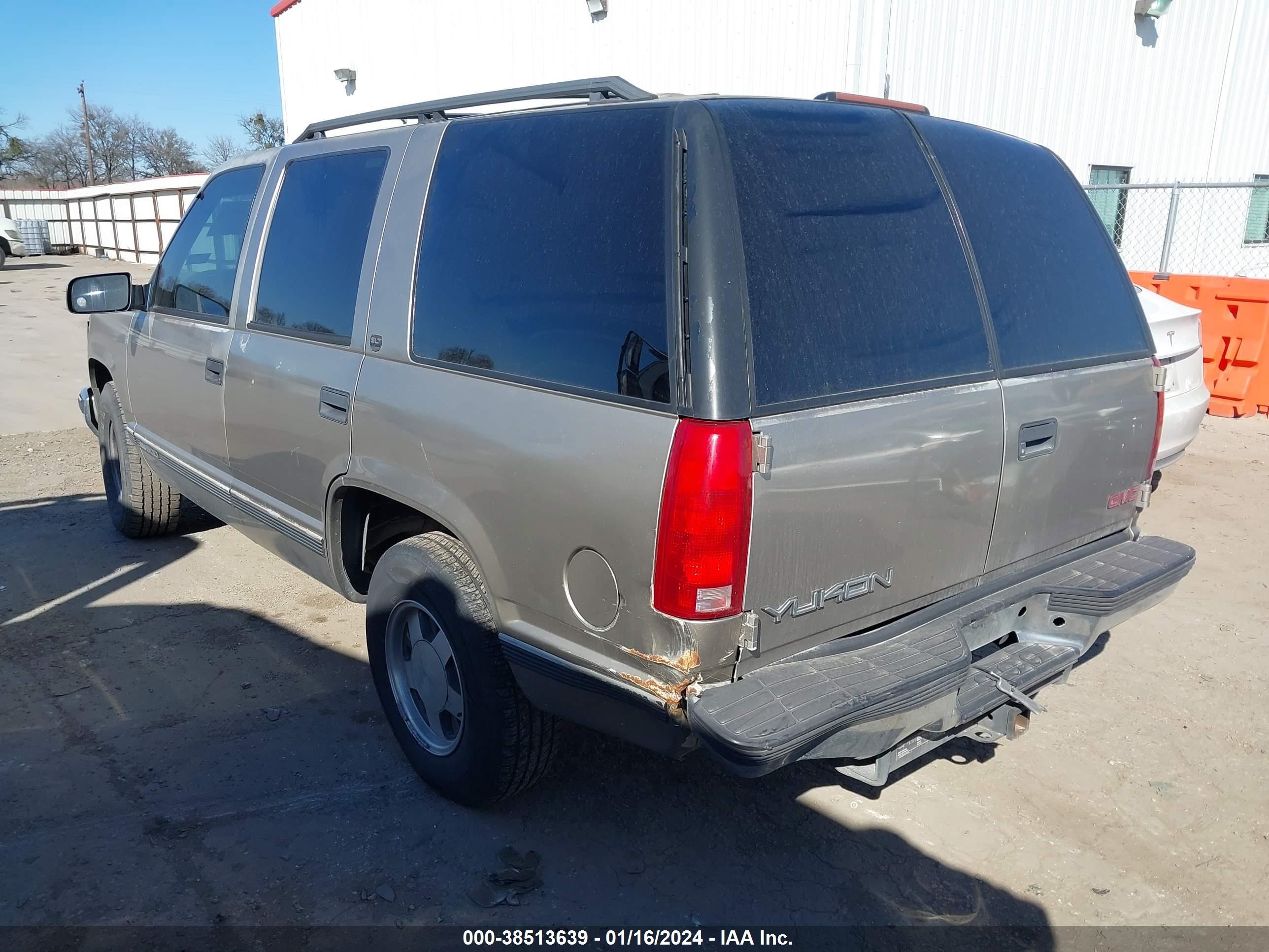 Photo 2 VIN: 1GKEC13R5XJ772306 - GMC YUKON 