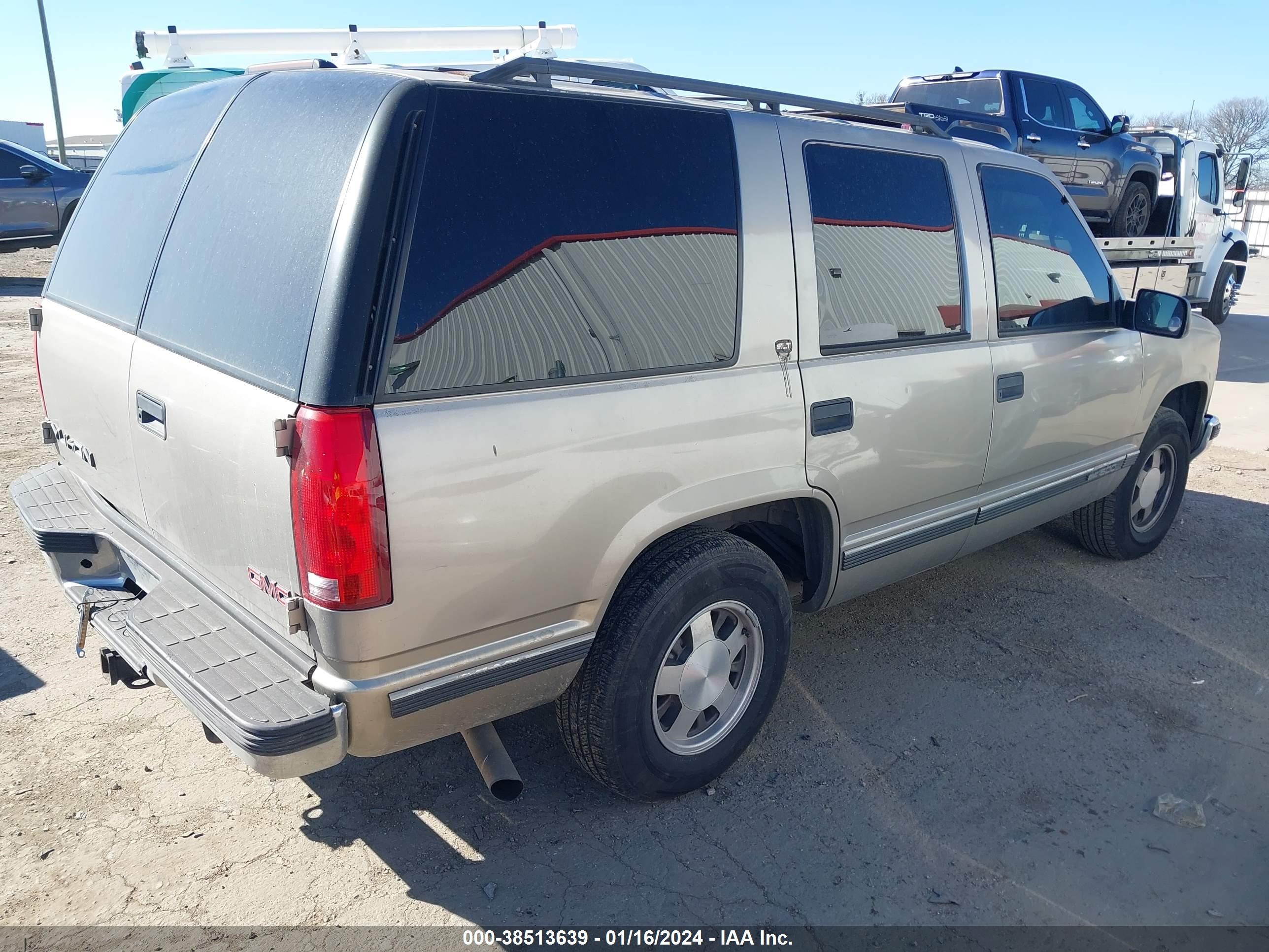 Photo 3 VIN: 1GKEC13R5XJ772306 - GMC YUKON 