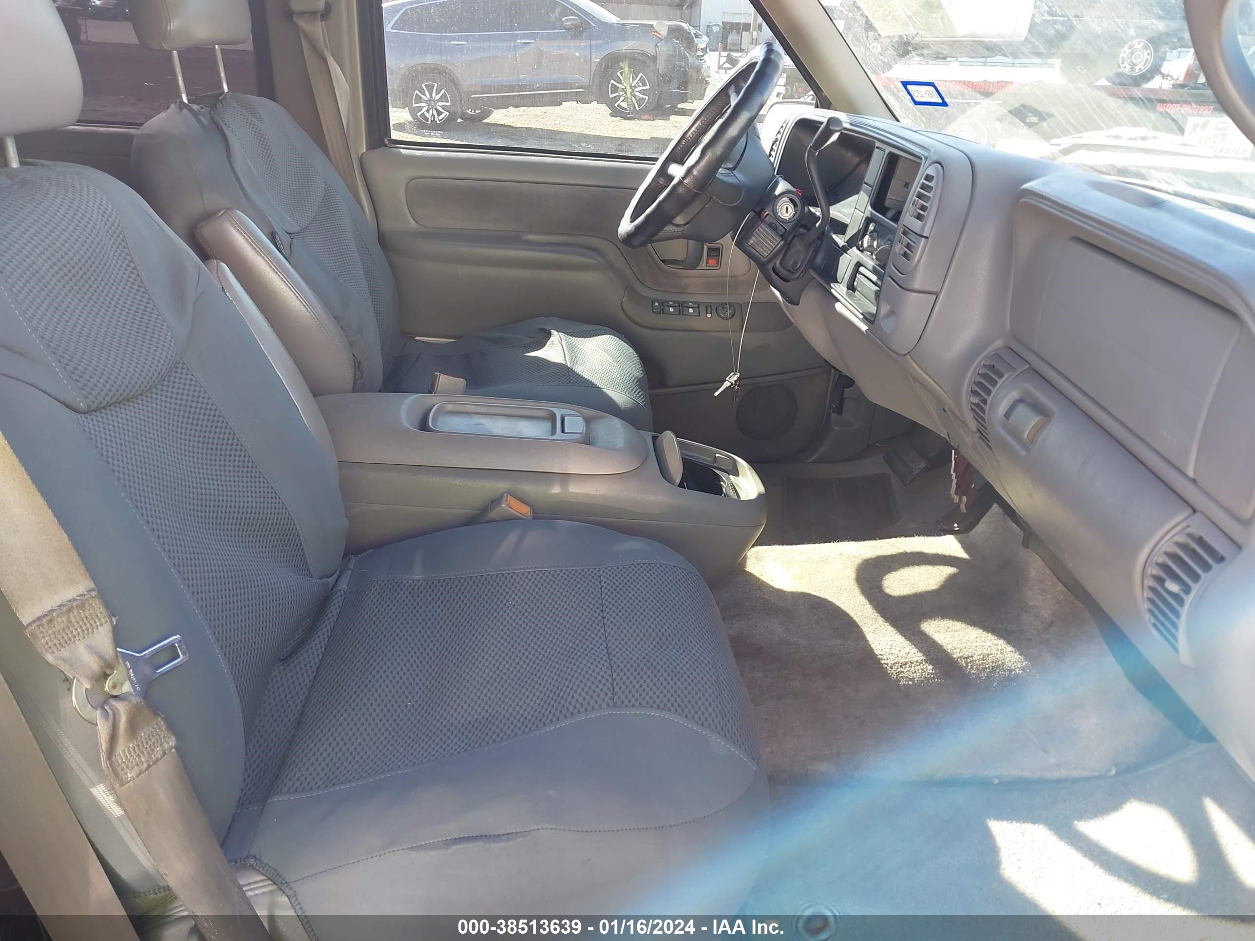 Photo 4 VIN: 1GKEC13R5XJ772306 - GMC YUKON 