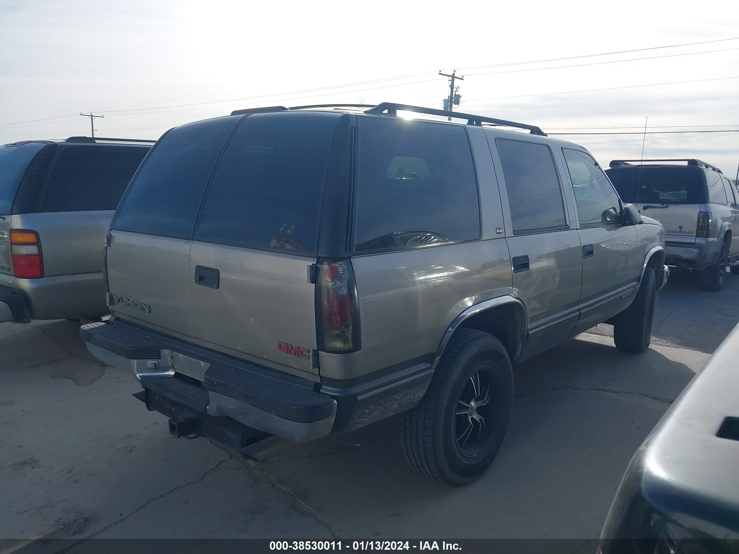 Photo 3 VIN: 1GKEC13R6XJ755627 - GMC YUKON 