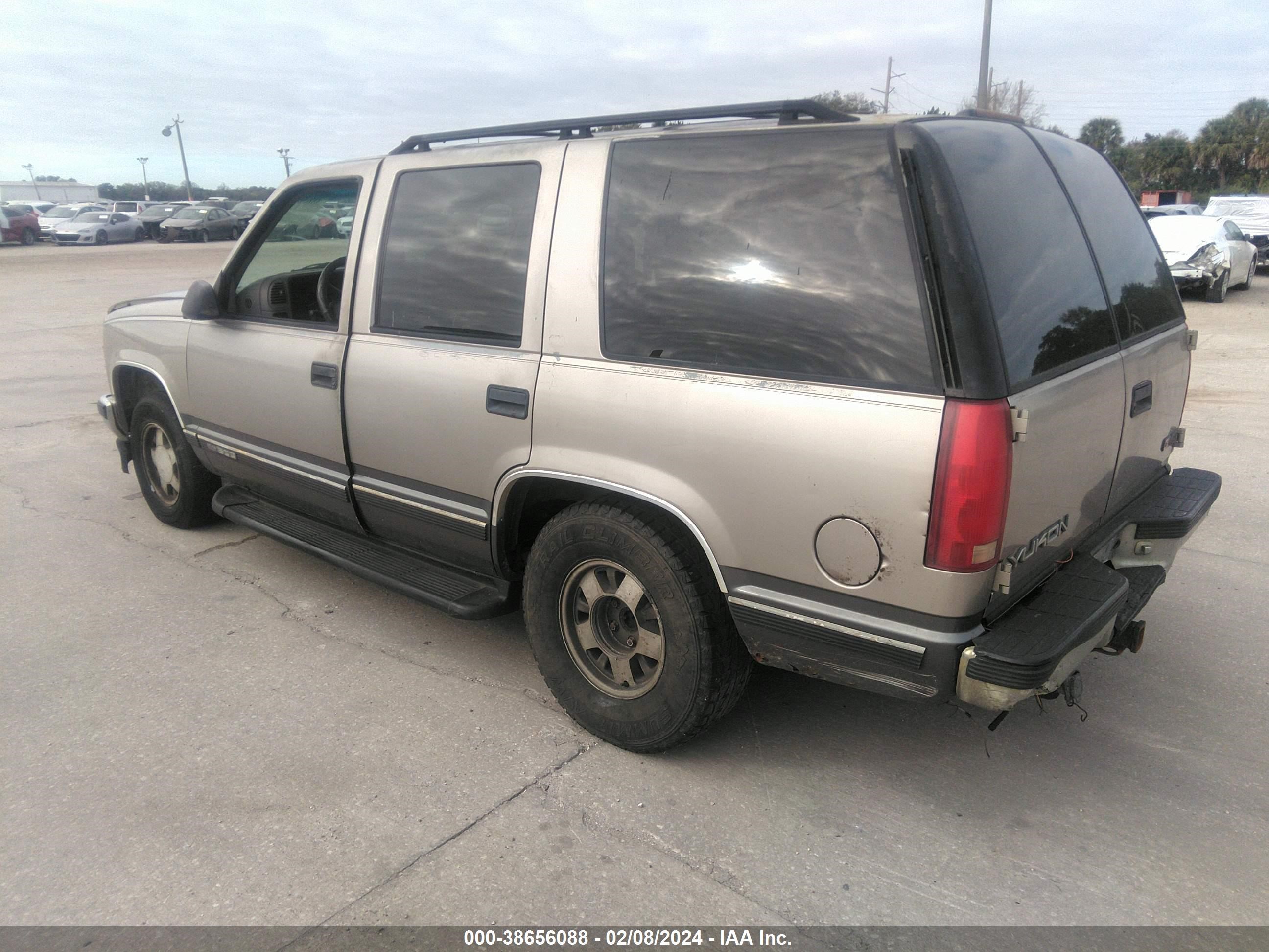 Photo 2 VIN: 1GKEC13R7XJ758360 - GMC YUKON 