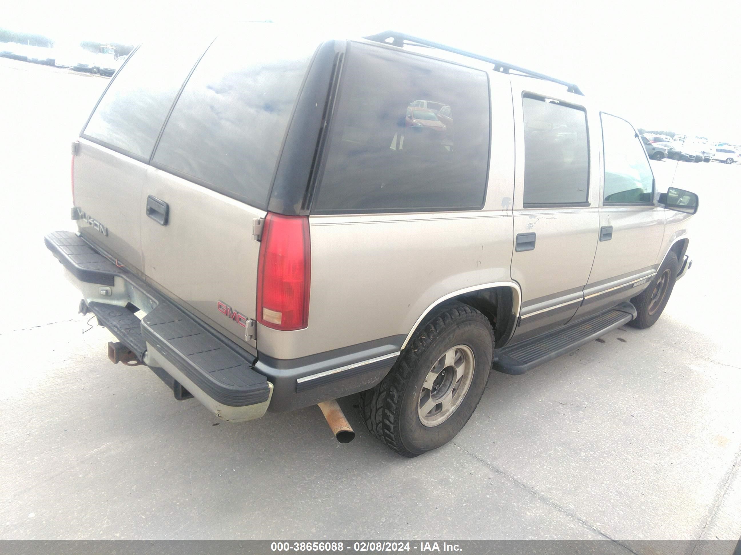 Photo 3 VIN: 1GKEC13R7XJ758360 - GMC YUKON 