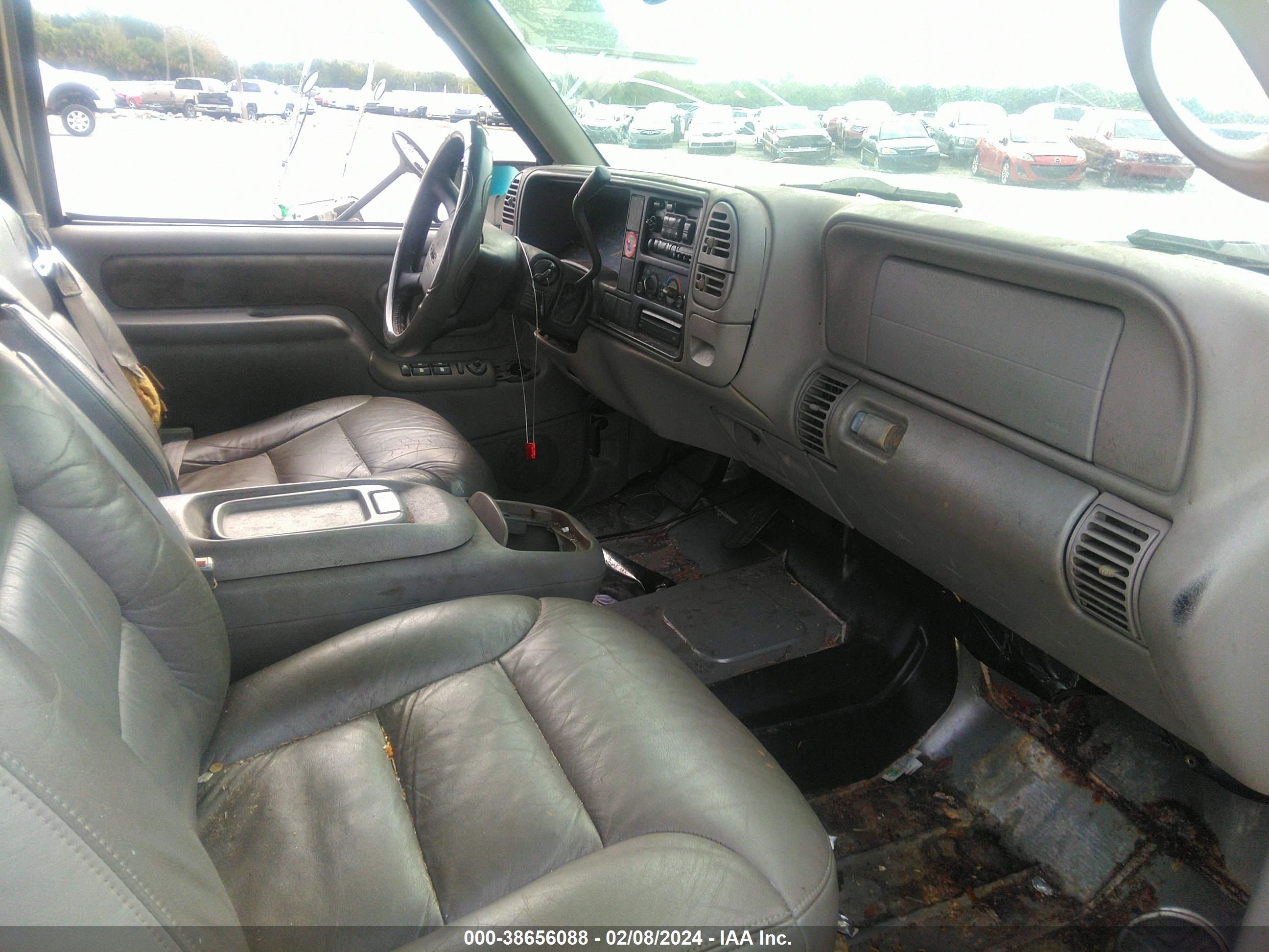 Photo 4 VIN: 1GKEC13R7XJ758360 - GMC YUKON 