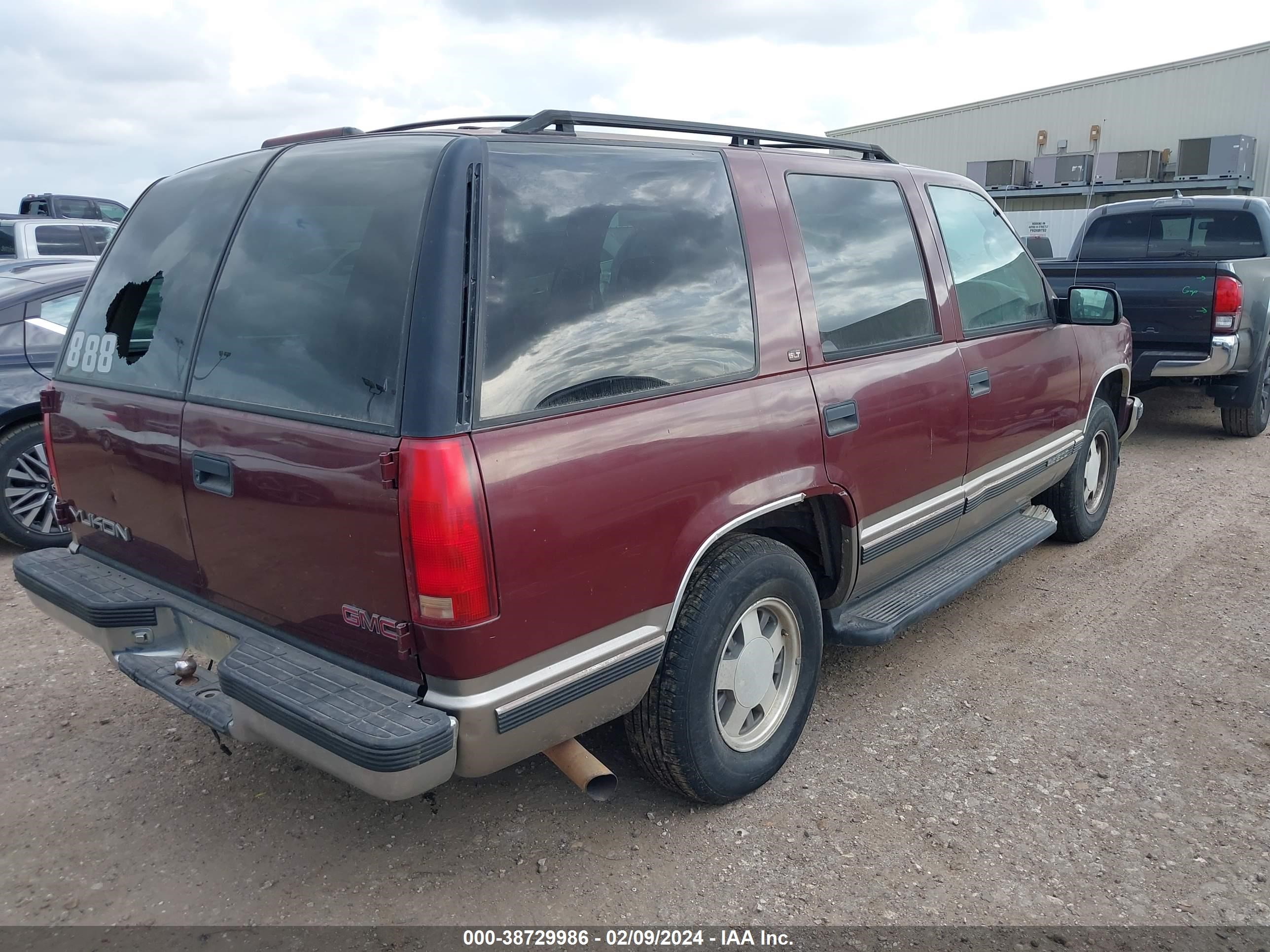 Photo 3 VIN: 1GKEC13R9WR513107 - GMC YUKON 