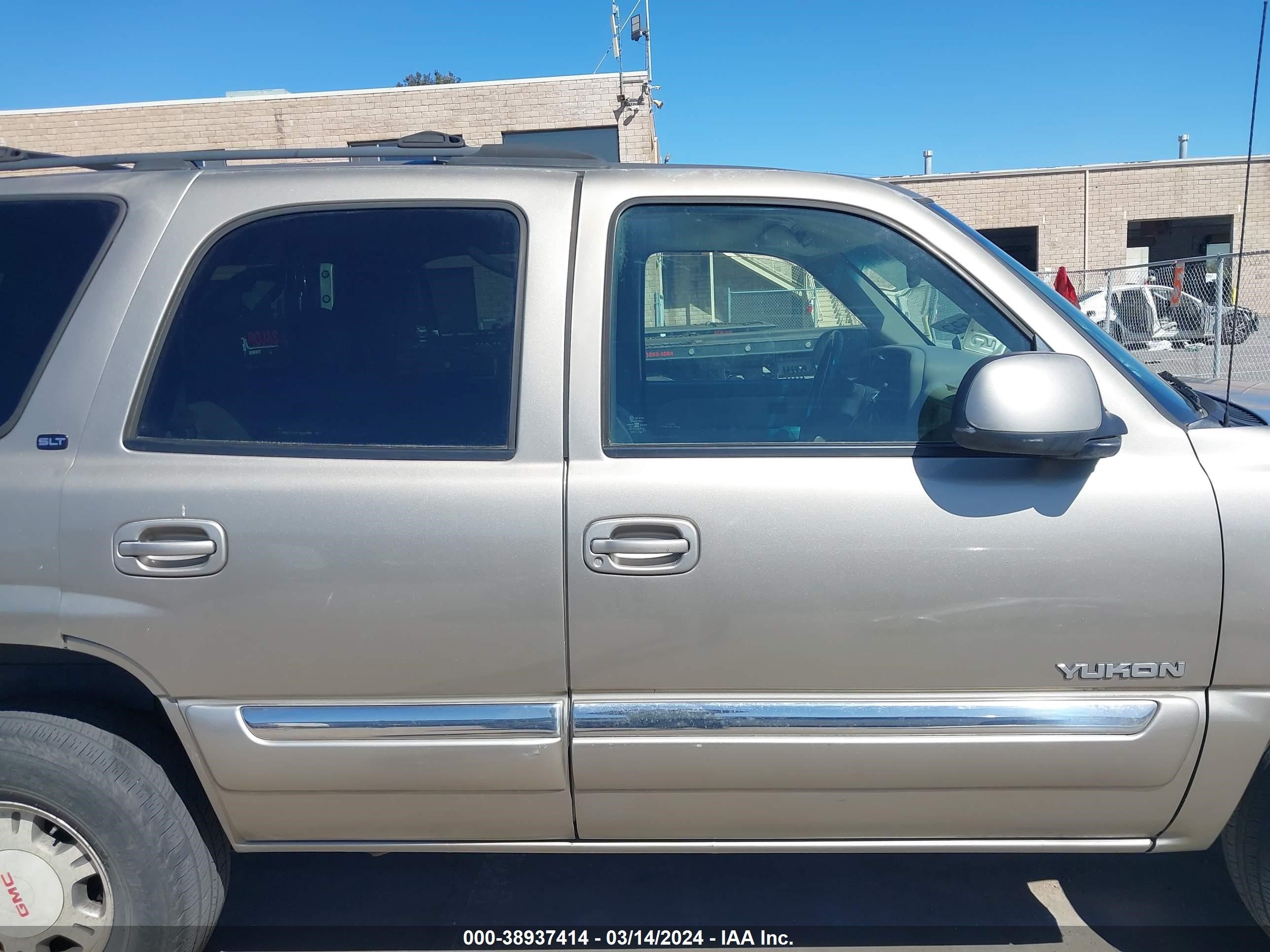 Photo 13 VIN: 1GKEC13T61R215912 - GMC YUKON 