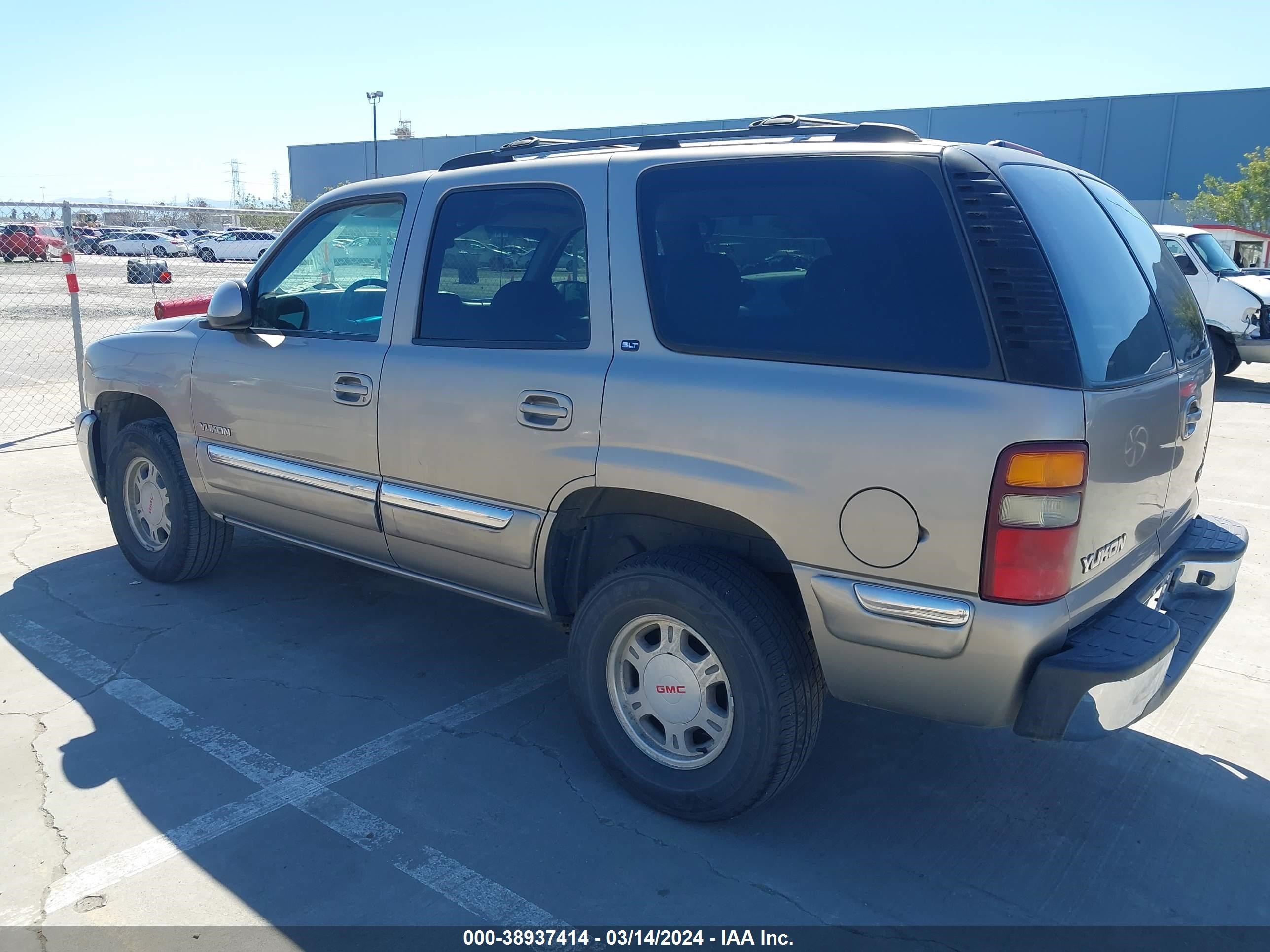 Photo 2 VIN: 1GKEC13T61R215912 - GMC YUKON 