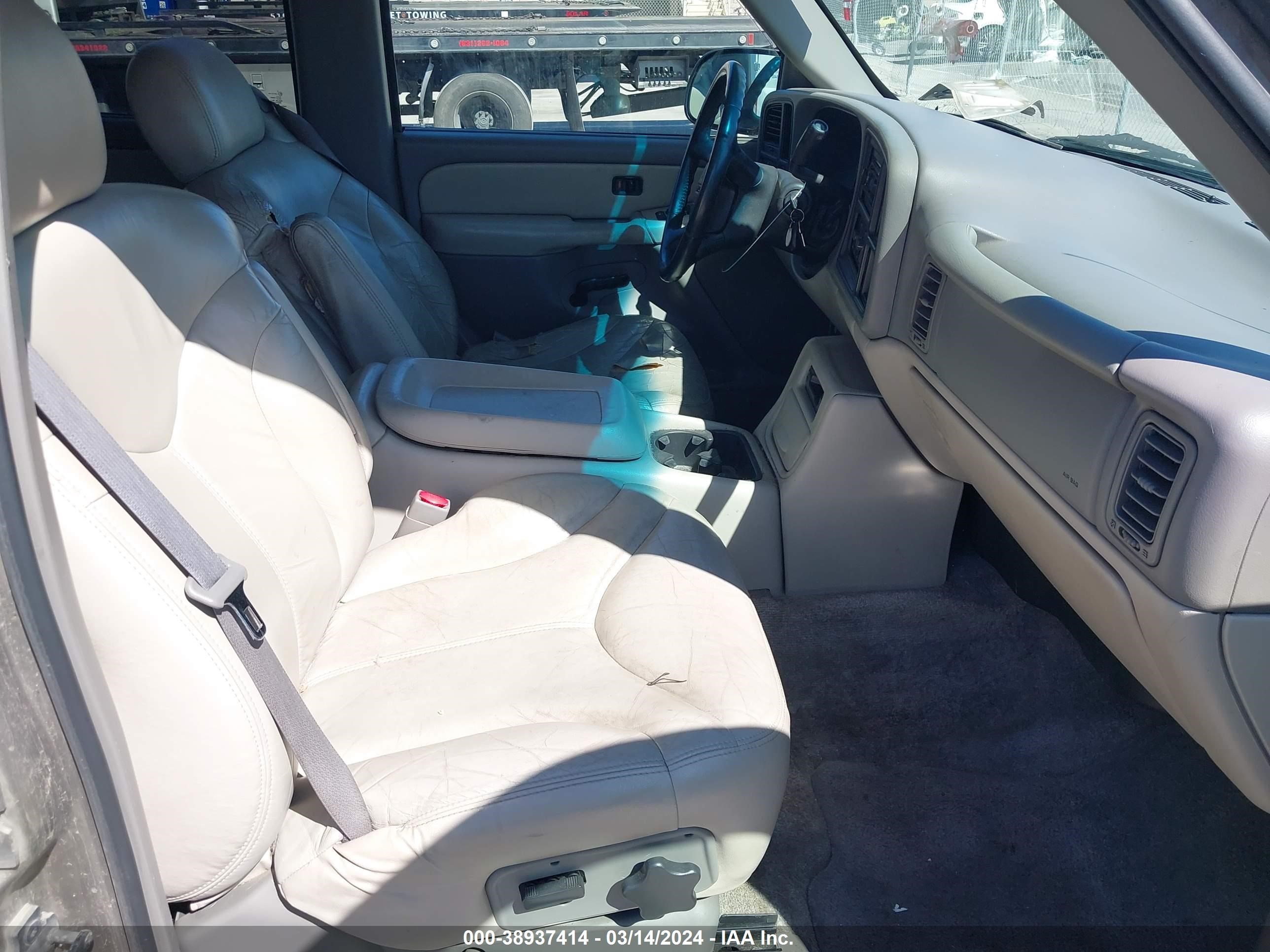 Photo 4 VIN: 1GKEC13T61R215912 - GMC YUKON 