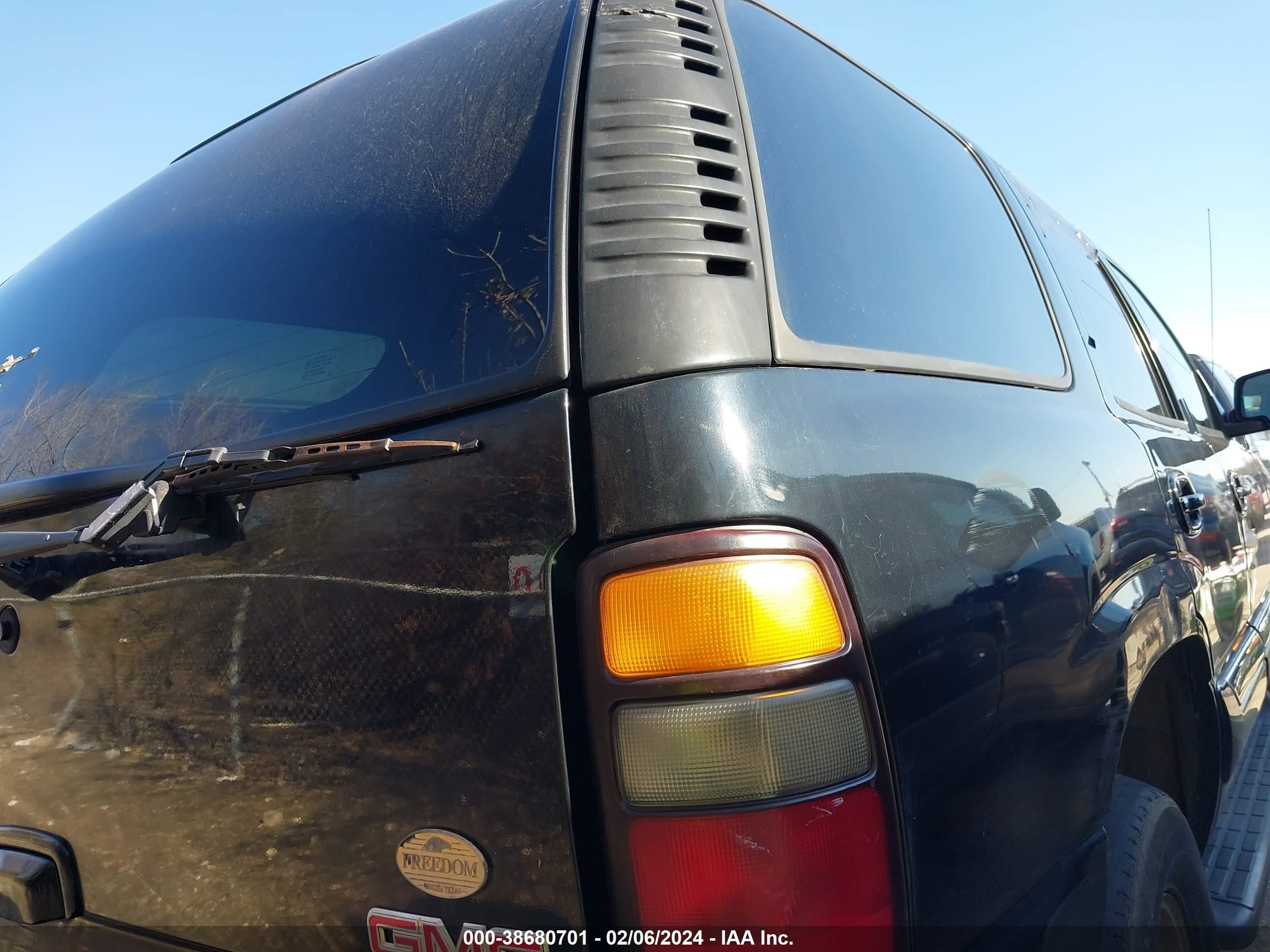 Photo 3 VIN: 1GKEC13T95R142282 - GMC YUKON 