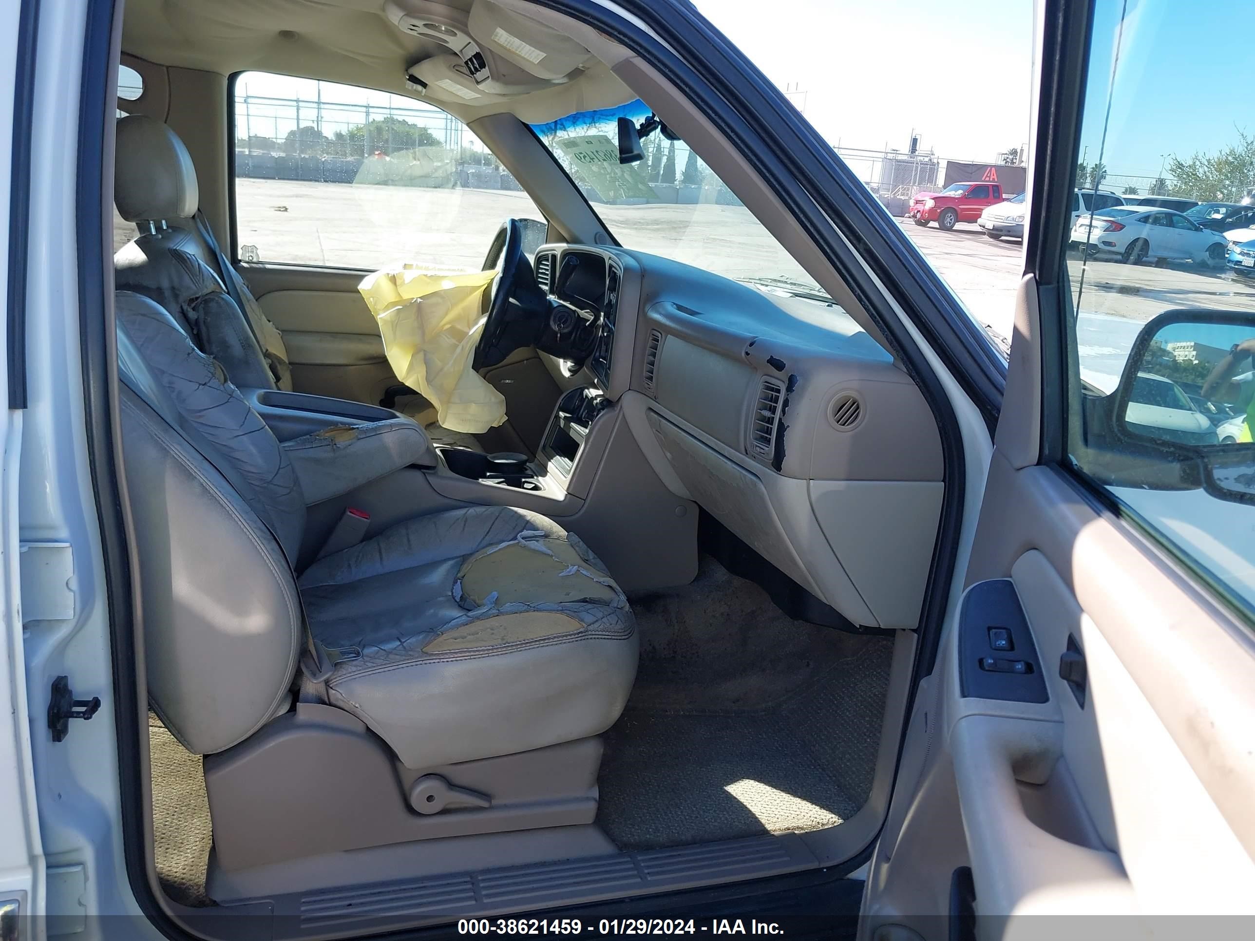 Photo 4 VIN: 1GKEC13V93J285570 - GMC YUKON 