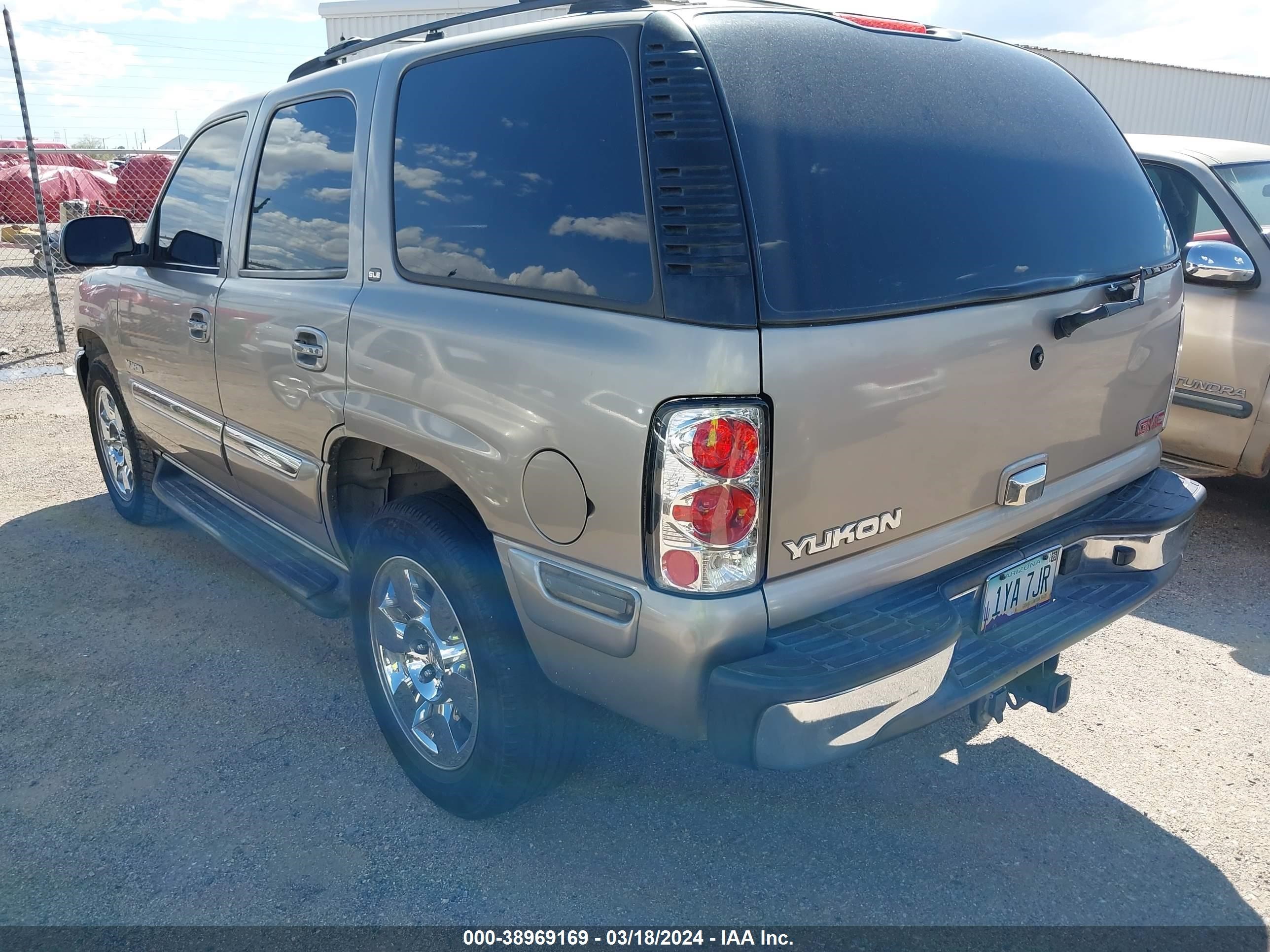 Photo 2 VIN: 1GKEC13Z02R209562 - GMC YUKON 