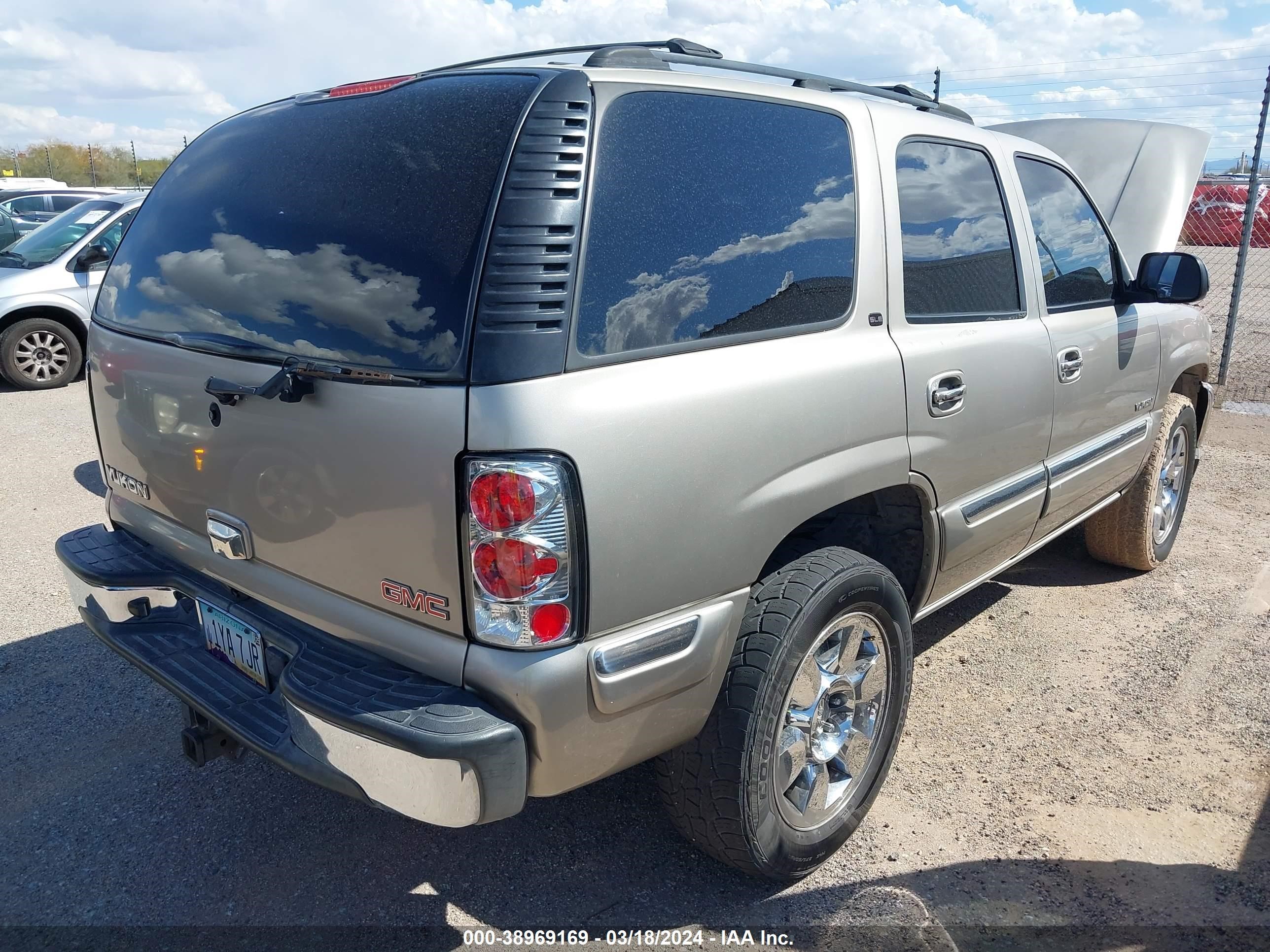 Photo 3 VIN: 1GKEC13Z02R209562 - GMC YUKON 