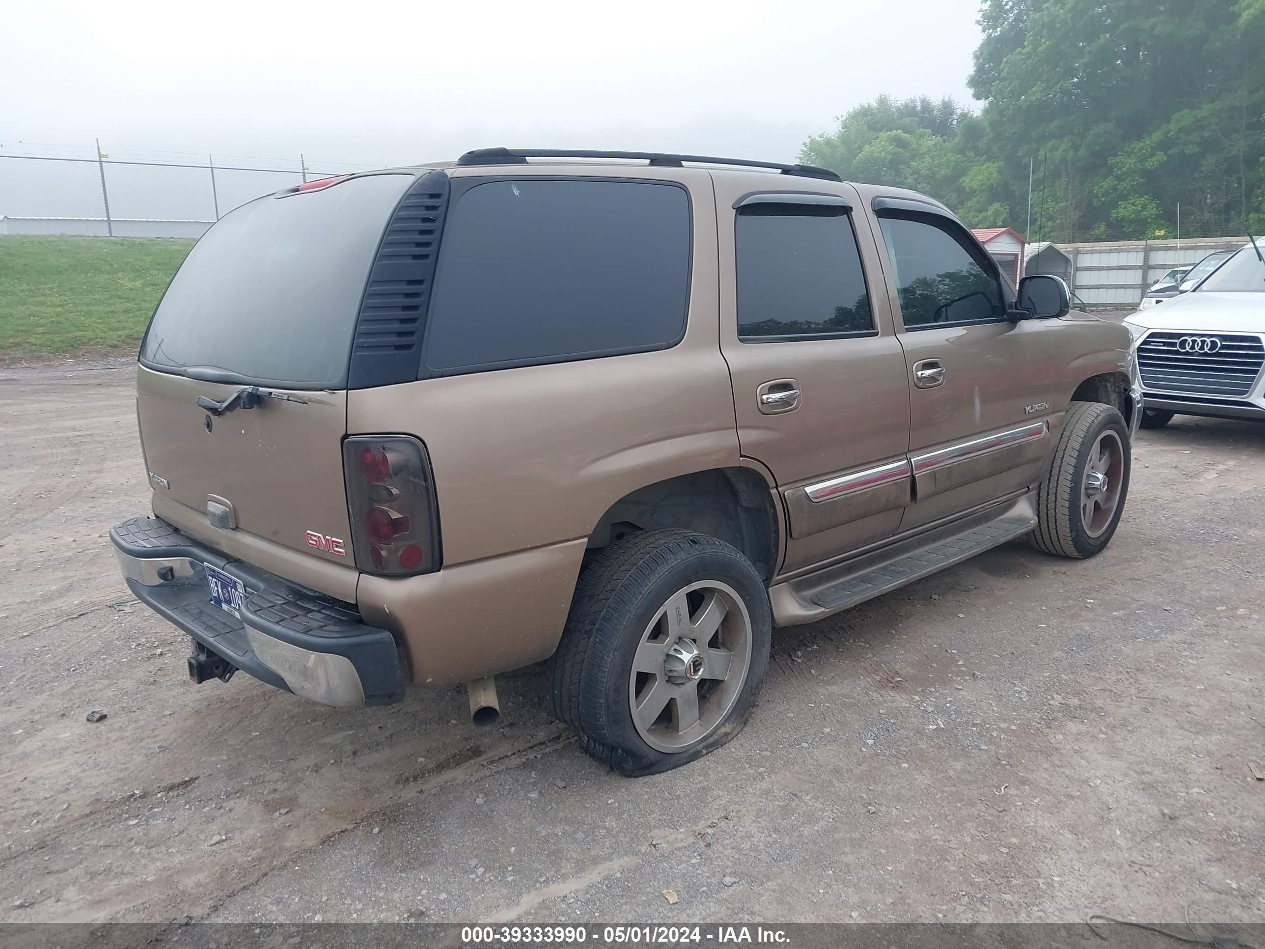 Photo 3 VIN: 1GKEC13Z03R224564 - GMC YUKON 