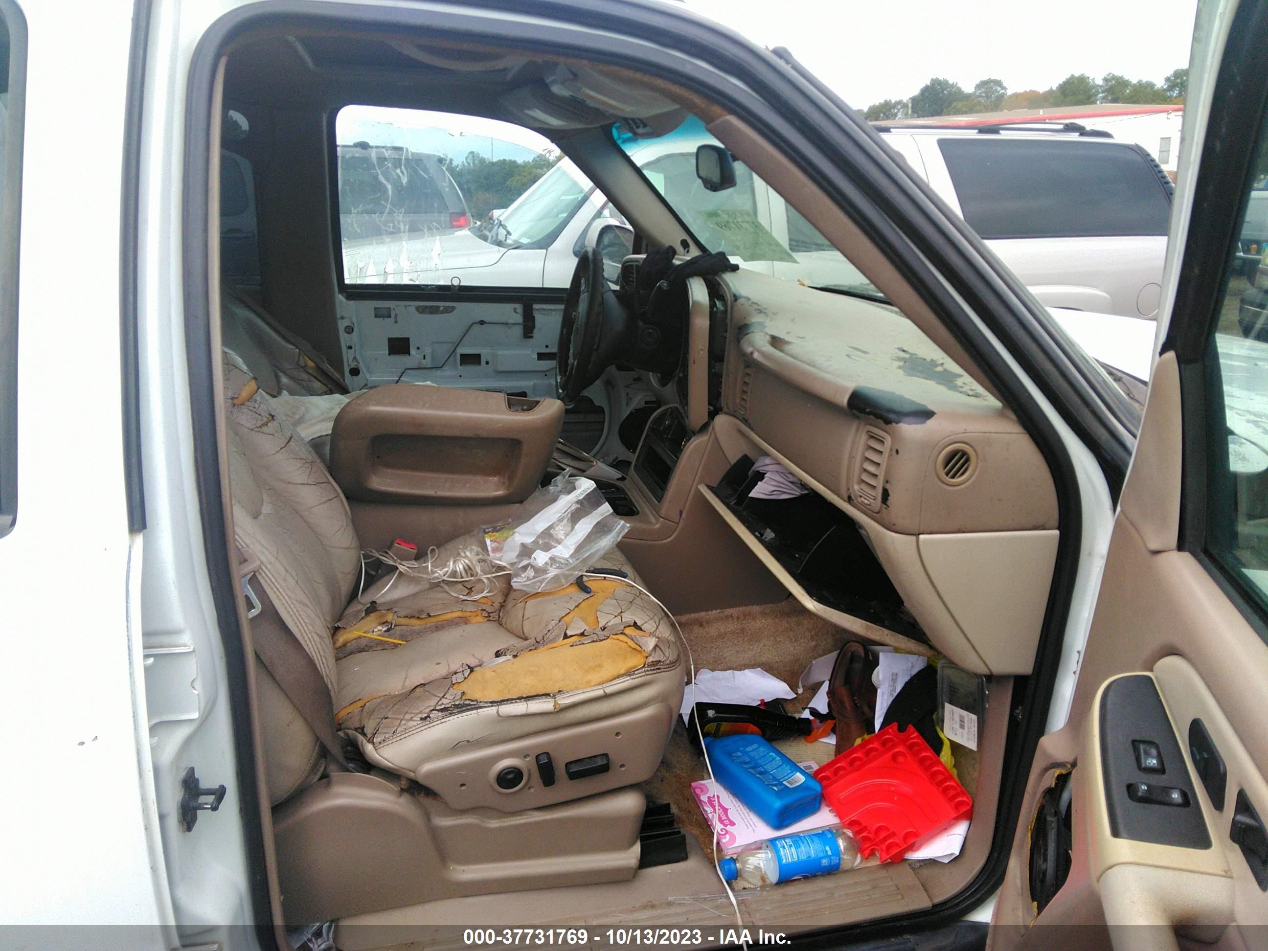 Photo 4 VIN: 1GKEC13Z63J239066 - GMC YUKON 