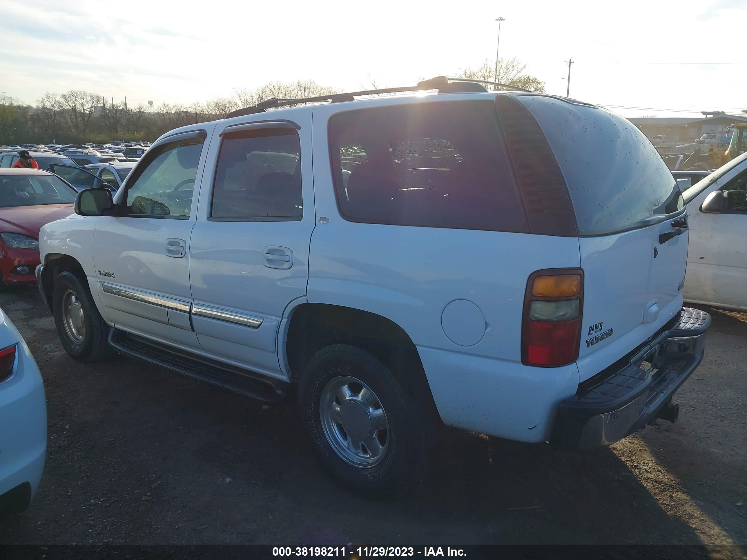 Photo 2 VIN: 1GKEC13Z63R205601 - GMC YUKON 