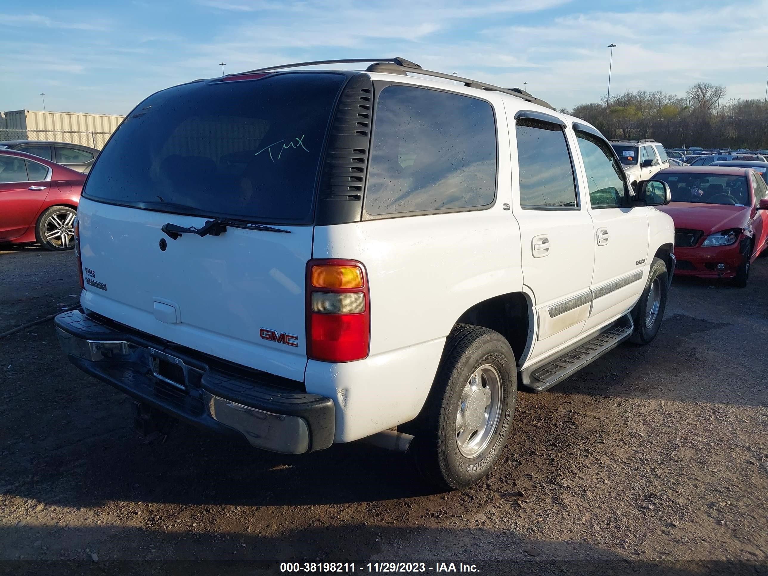 Photo 3 VIN: 1GKEC13Z63R205601 - GMC YUKON 