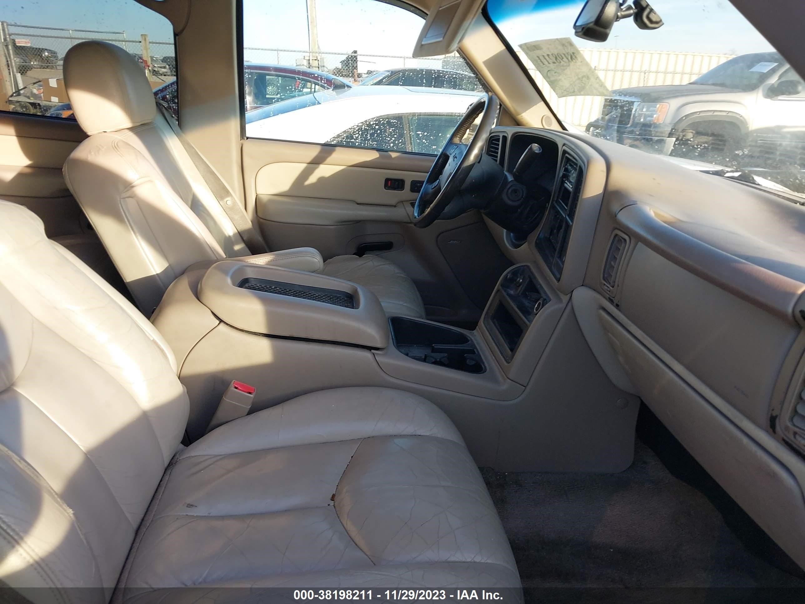 Photo 4 VIN: 1GKEC13Z63R205601 - GMC YUKON 