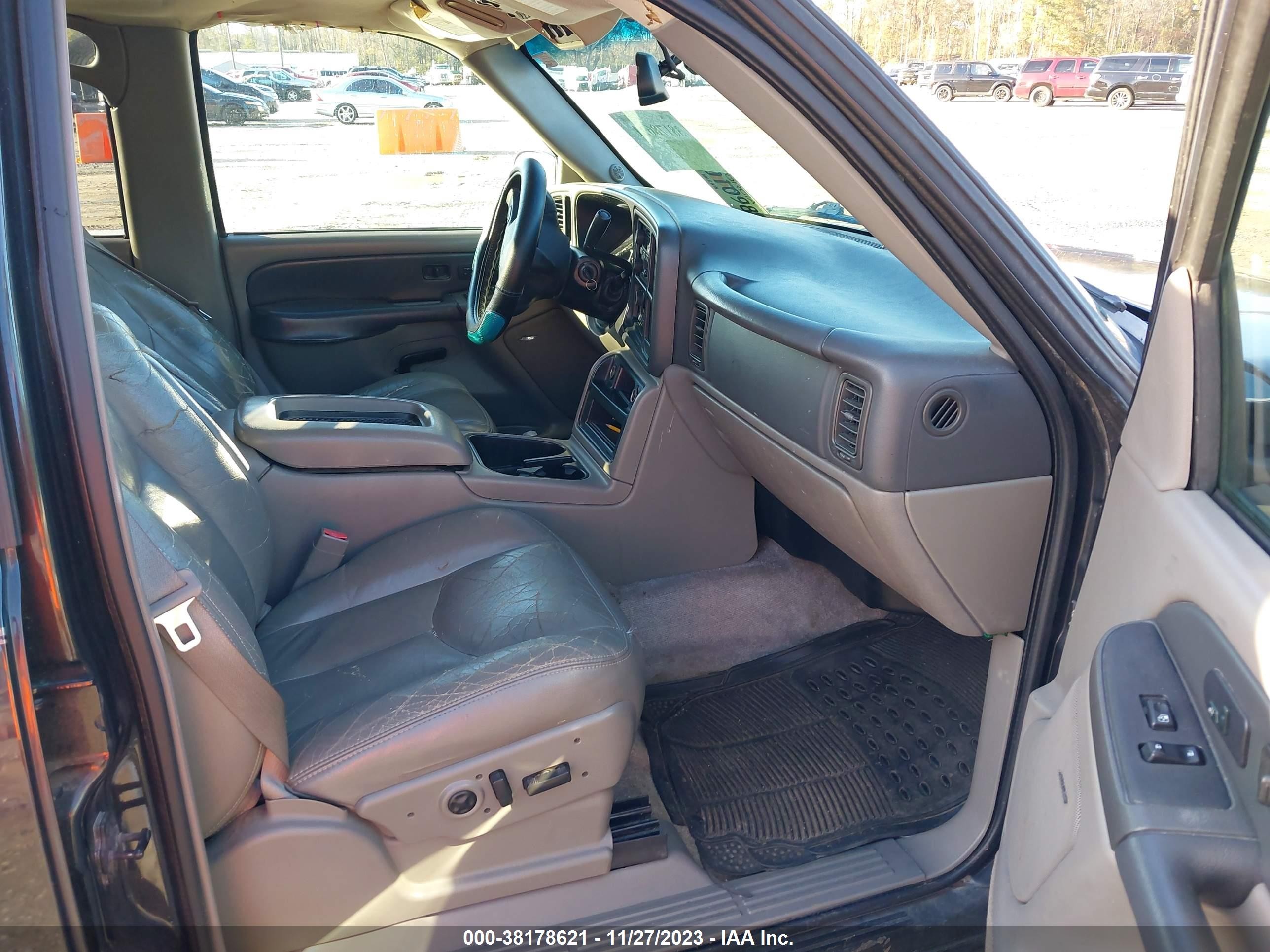 Photo 4 VIN: 1GKEC13Z93R178863 - GMC YUKON 