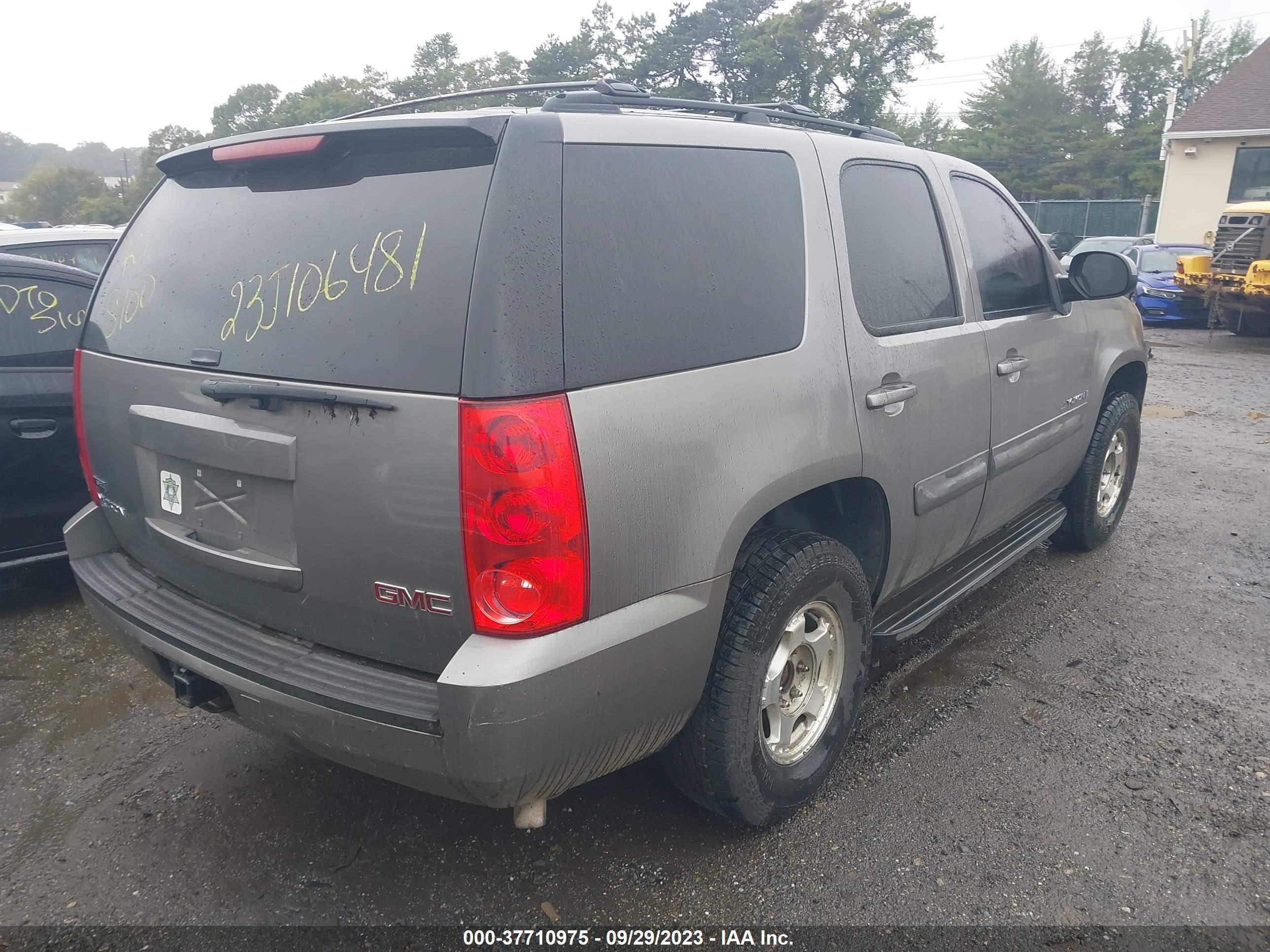 Photo 3 VIN: 1GKEC23339R217912 - GMC YUKON 