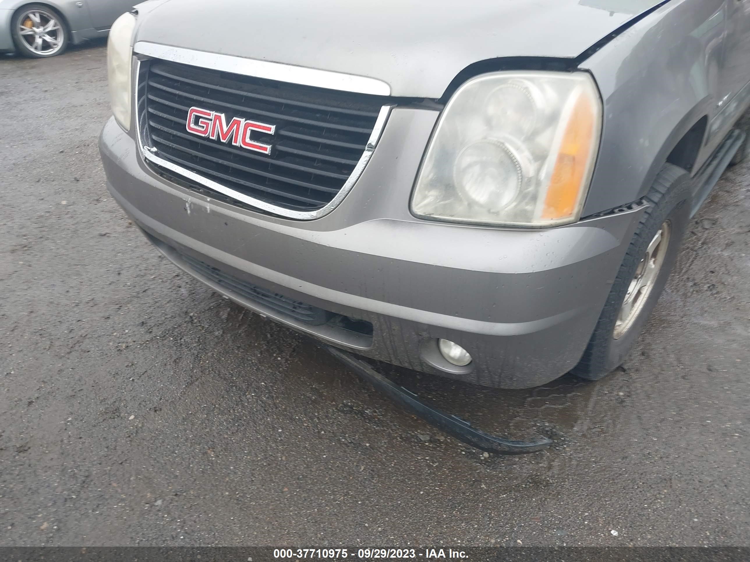 Photo 5 VIN: 1GKEC23339R217912 - GMC YUKON 