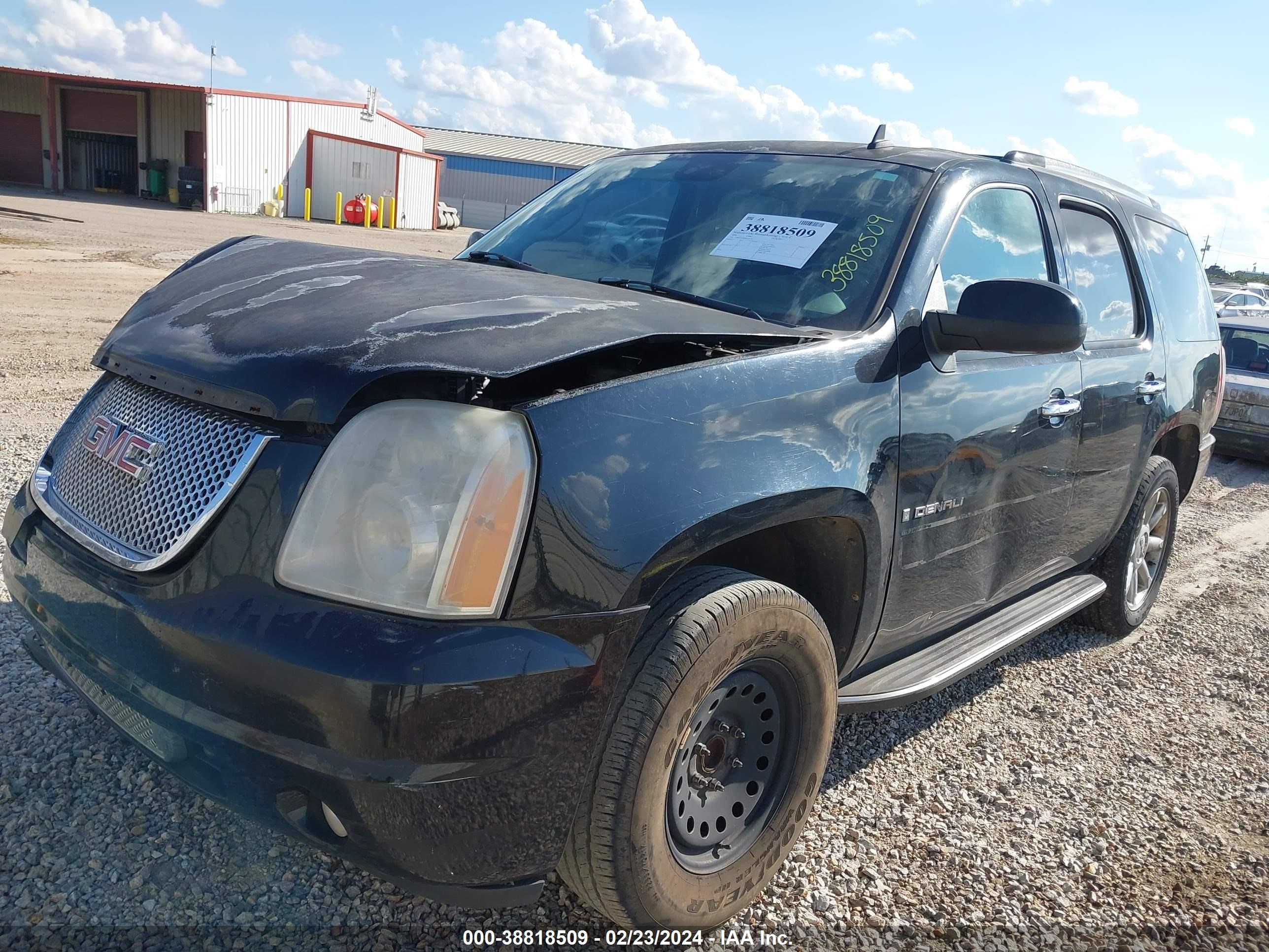 Photo 1 VIN: 1GKEC63888J165130 - GMC YUKON 