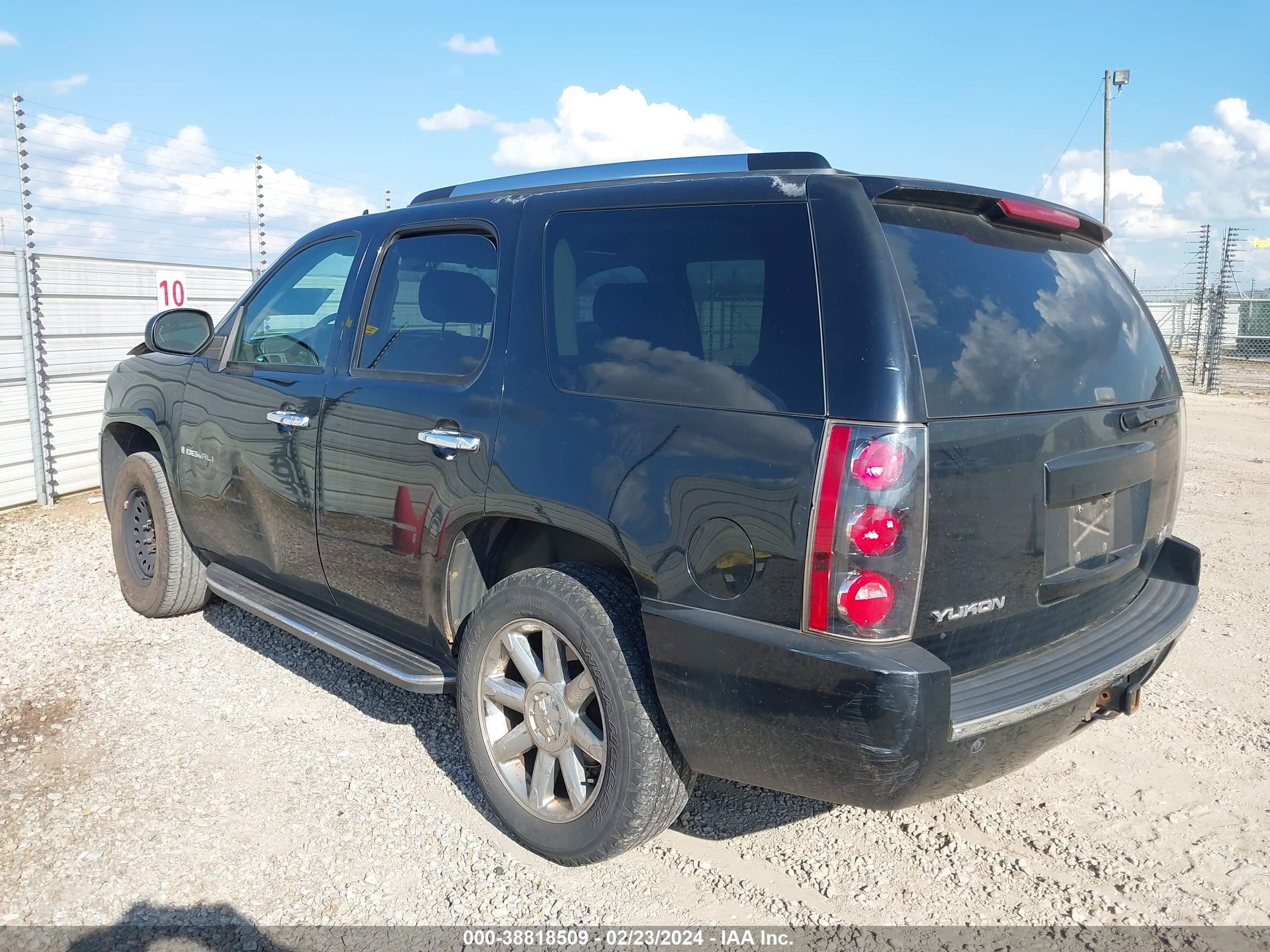 Photo 2 VIN: 1GKEC63888J165130 - GMC YUKON 